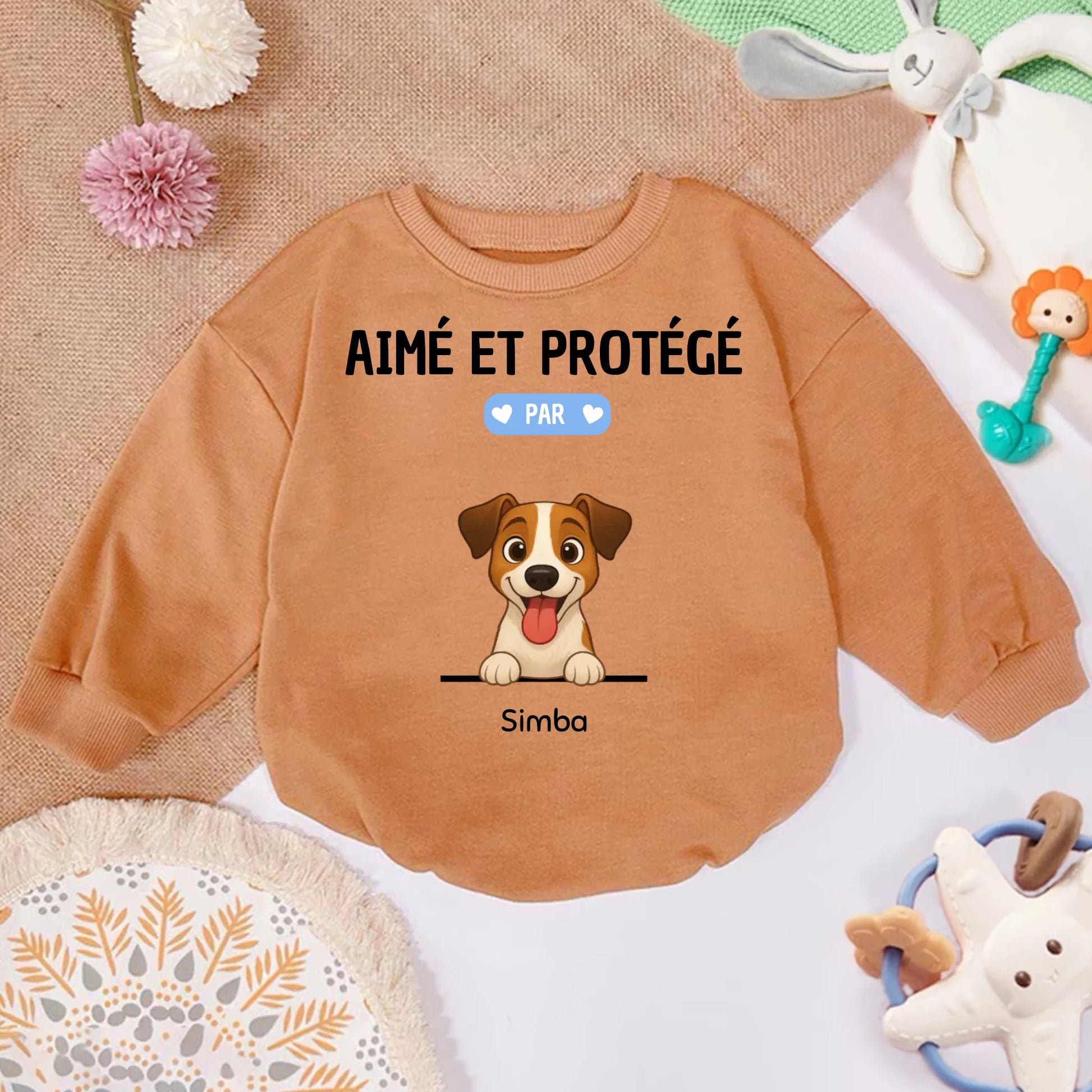 Pull bébé personnalisé marron clair "Aimé et Protégé par" avec un chiot terrier souriant et le prénom Simba.