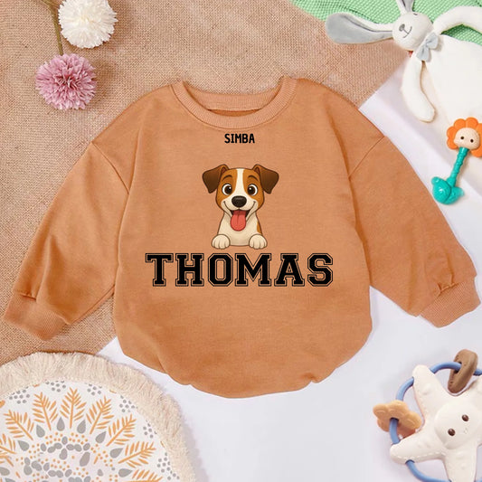 Pull bébé personnalisé couleur camel avec chien souriant, prénom SIMBA et THOMAS.