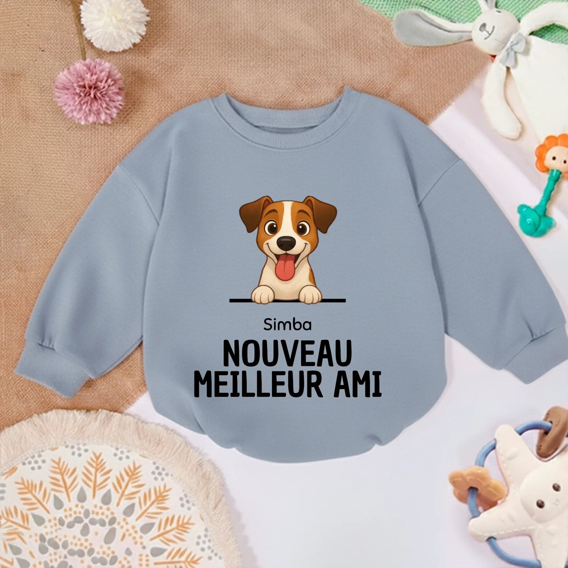 Pull bébé personnalisé marron posé avec des jouets pour bébé
