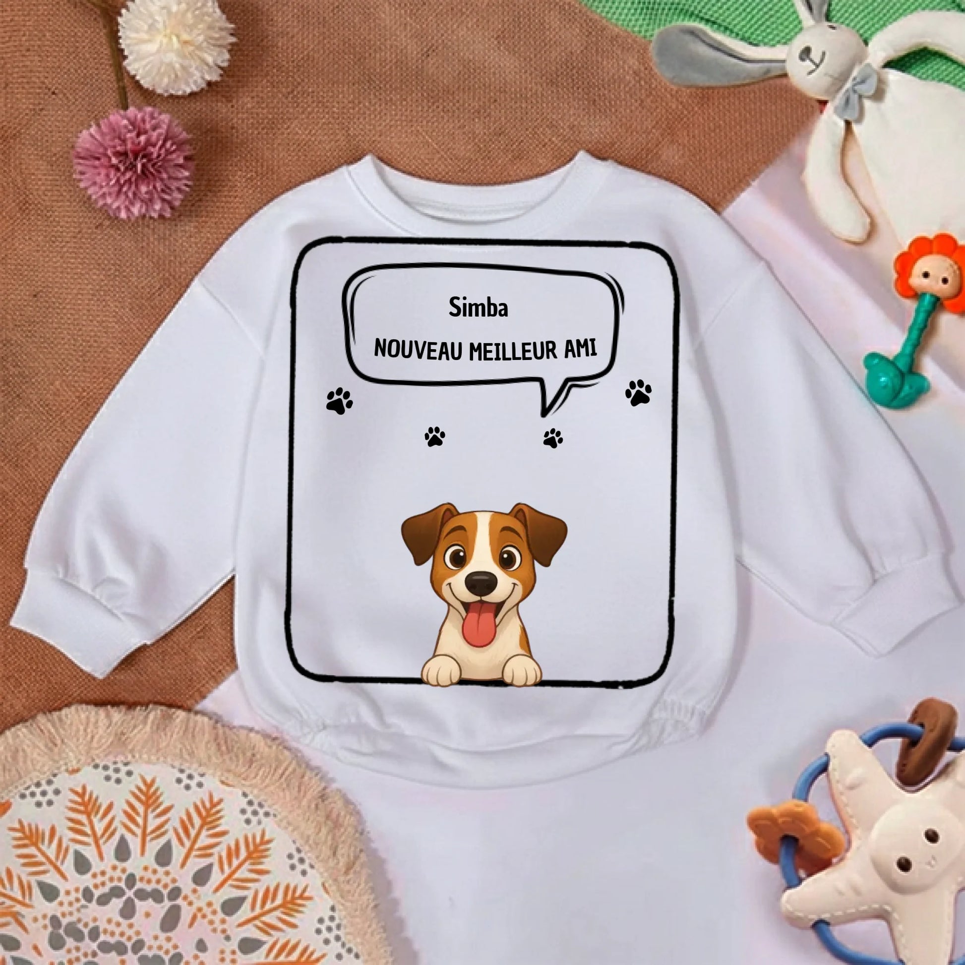Détail de l'illustration chien souriant et bulle de dialogue sur le pull bébé.