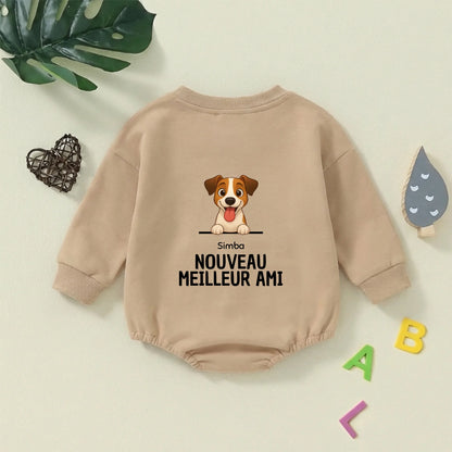 Gros plan sur le mignon chien illustré et le texte NOUVEAU MEILLEUR AMI du body pull bébé.