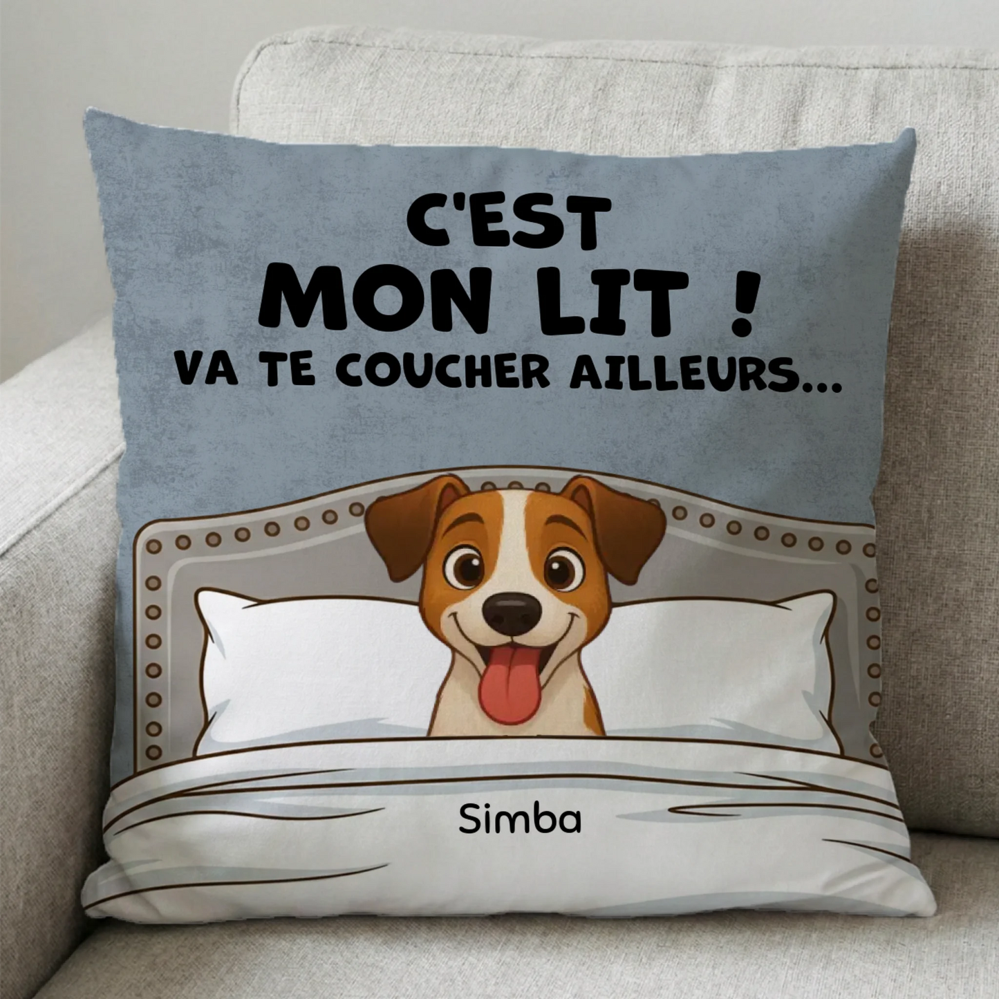 Coussin carré personnalisé "C'est mon lit" avec portrait de chien joyeux dans son lit