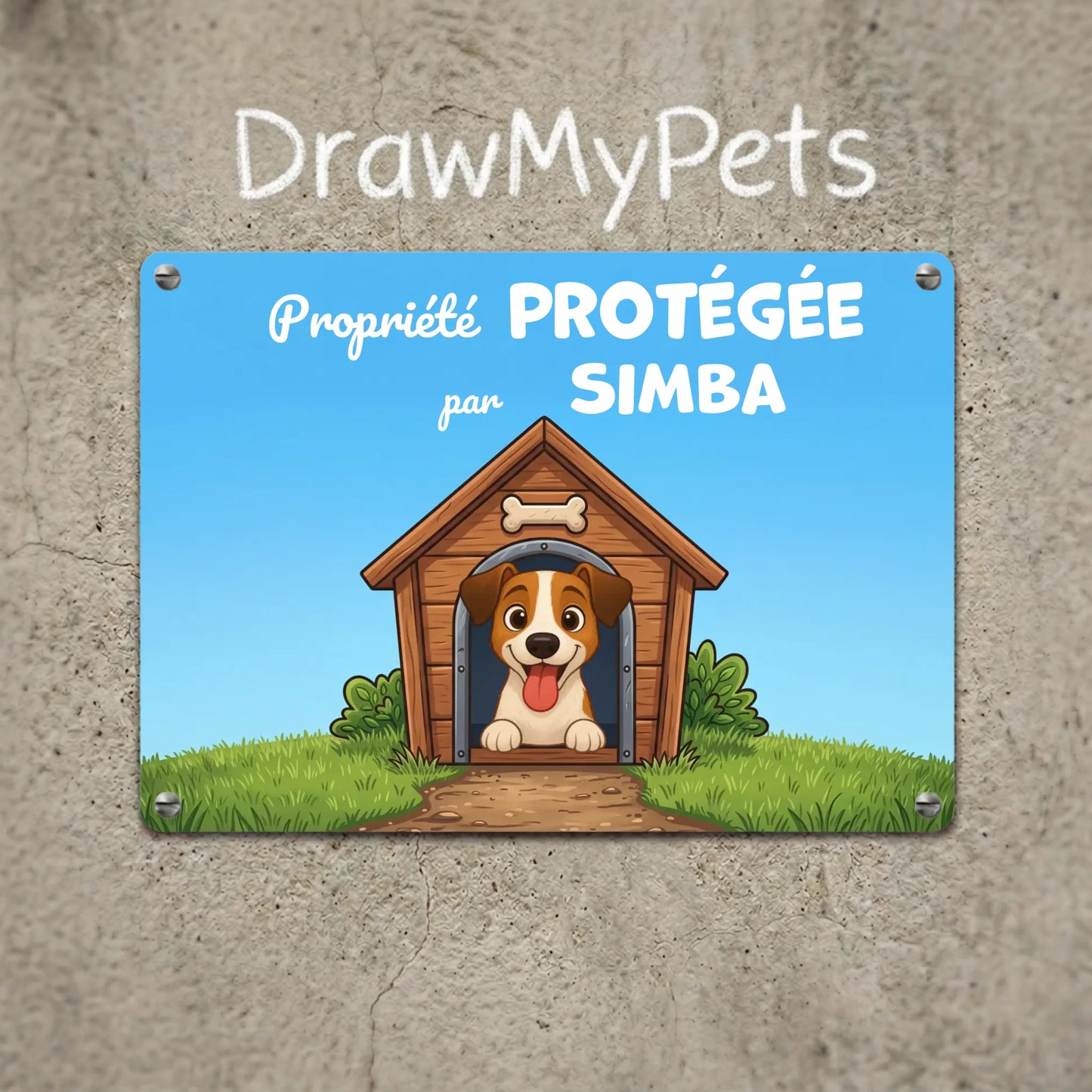 Plaque métal personnalisée "Propriété protégée par" avec illustration d'un chien Jack Russell souriant dans sa niche, fond bleu ciel.