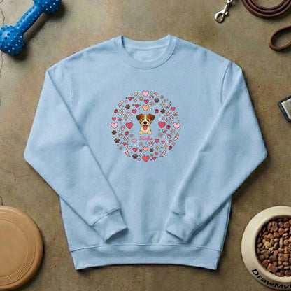 Pull personnalisé "Tourbillon d'amour" posé sur un sol avec jouets pour animaux, ambiance cosy et aimante.