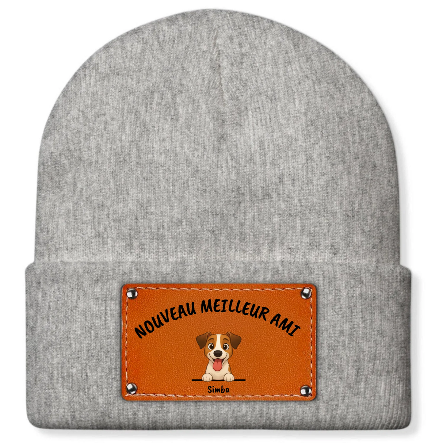 Gros plan sur le patch en similicuir du bonnet personnalisé, montrant le chien souriant et le texte
