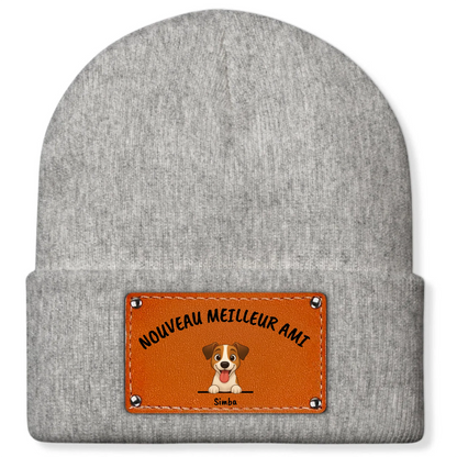 Gros plan sur le patch en similicuir du bonnet personnalisé, montrant le chien souriant et le texte
