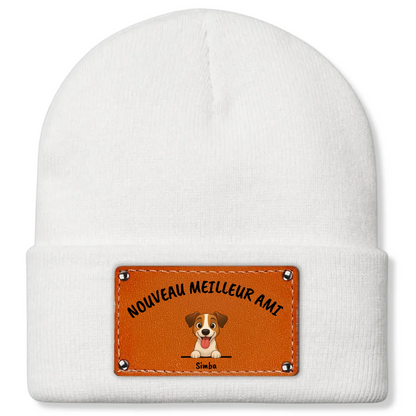 Personne souriante portant un bonnet personnalisé "Nouveau Meilleur Ami" lors d'une promenade en extérieur avec son animal