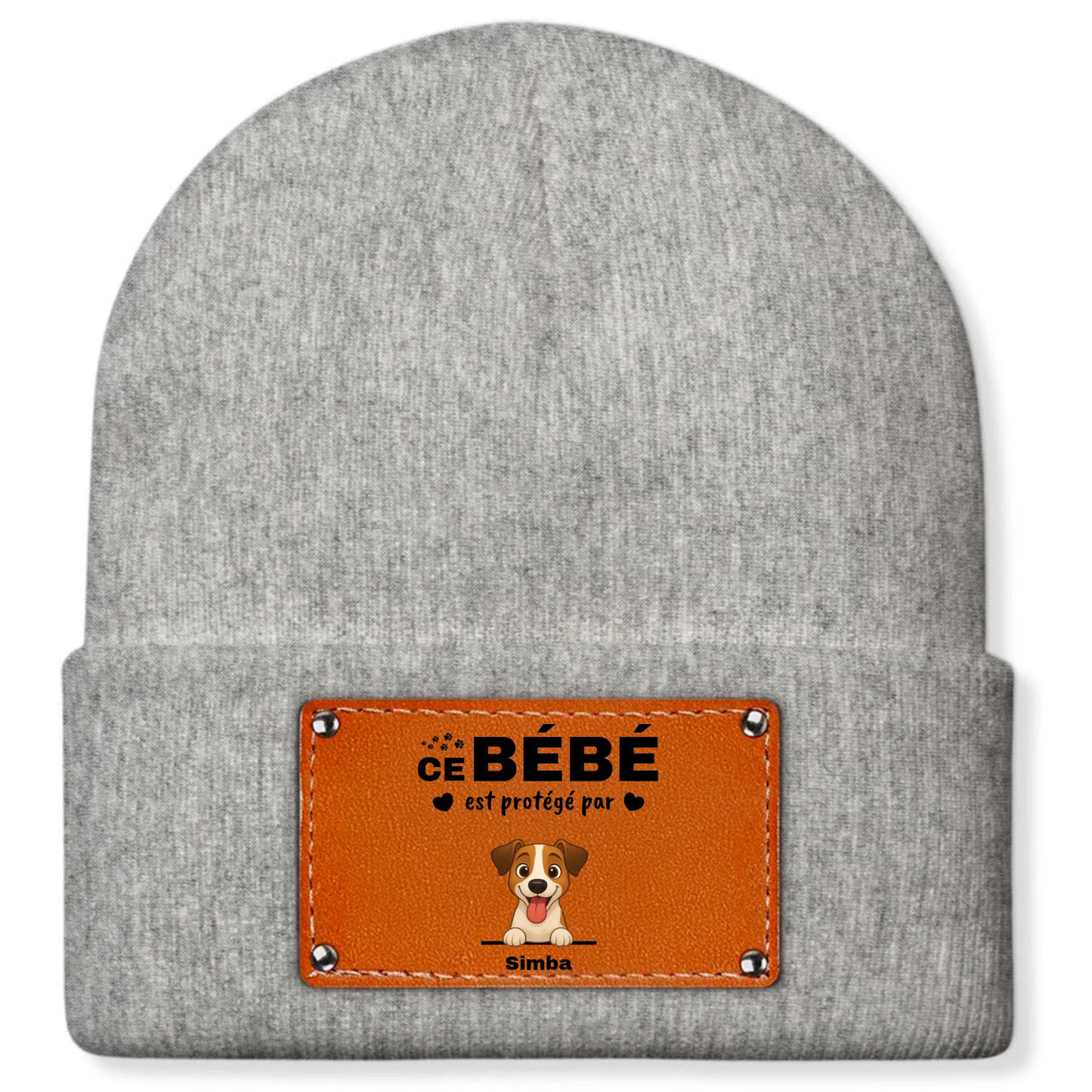 Détail du patch en cuir sur un bonnet personnalisé montrant un chien souriant et le prénom "Simba".