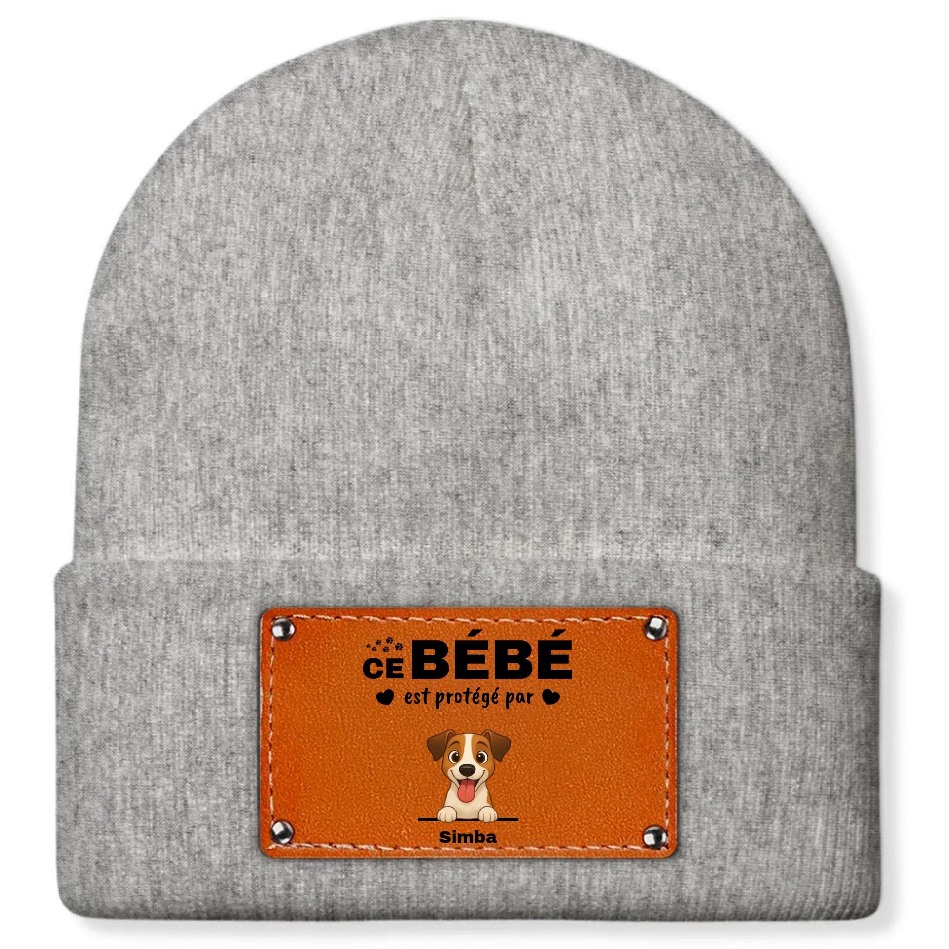 Détail du patch en cuir sur un bonnet personnalisé montrant un chien souriant et le prénom "Simba".