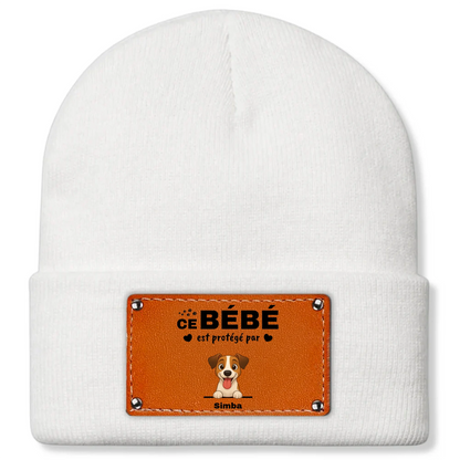 Bébé portant un bonnet personnalisé doux et chaud, avec le portrait de son animal de compagnie.