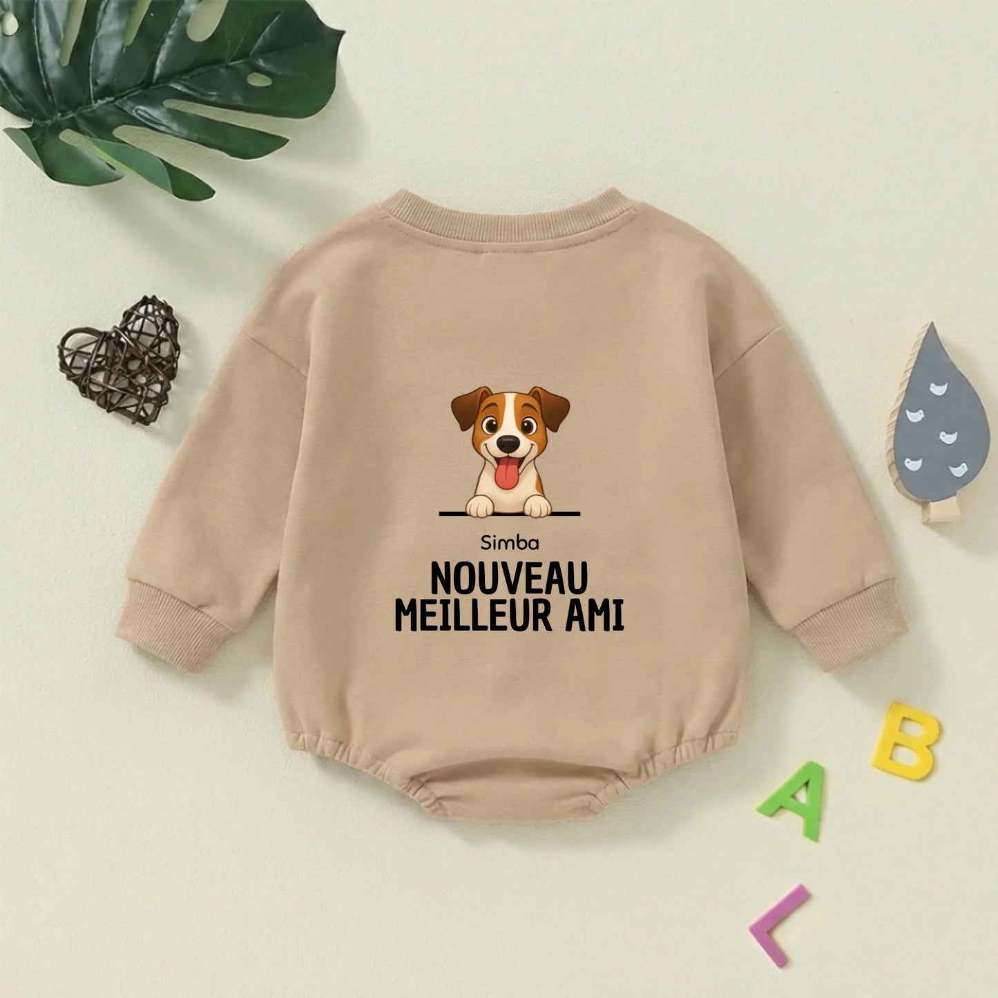 Gros plan sur le col côtelé et la manche du body pull bébé vert foncé.