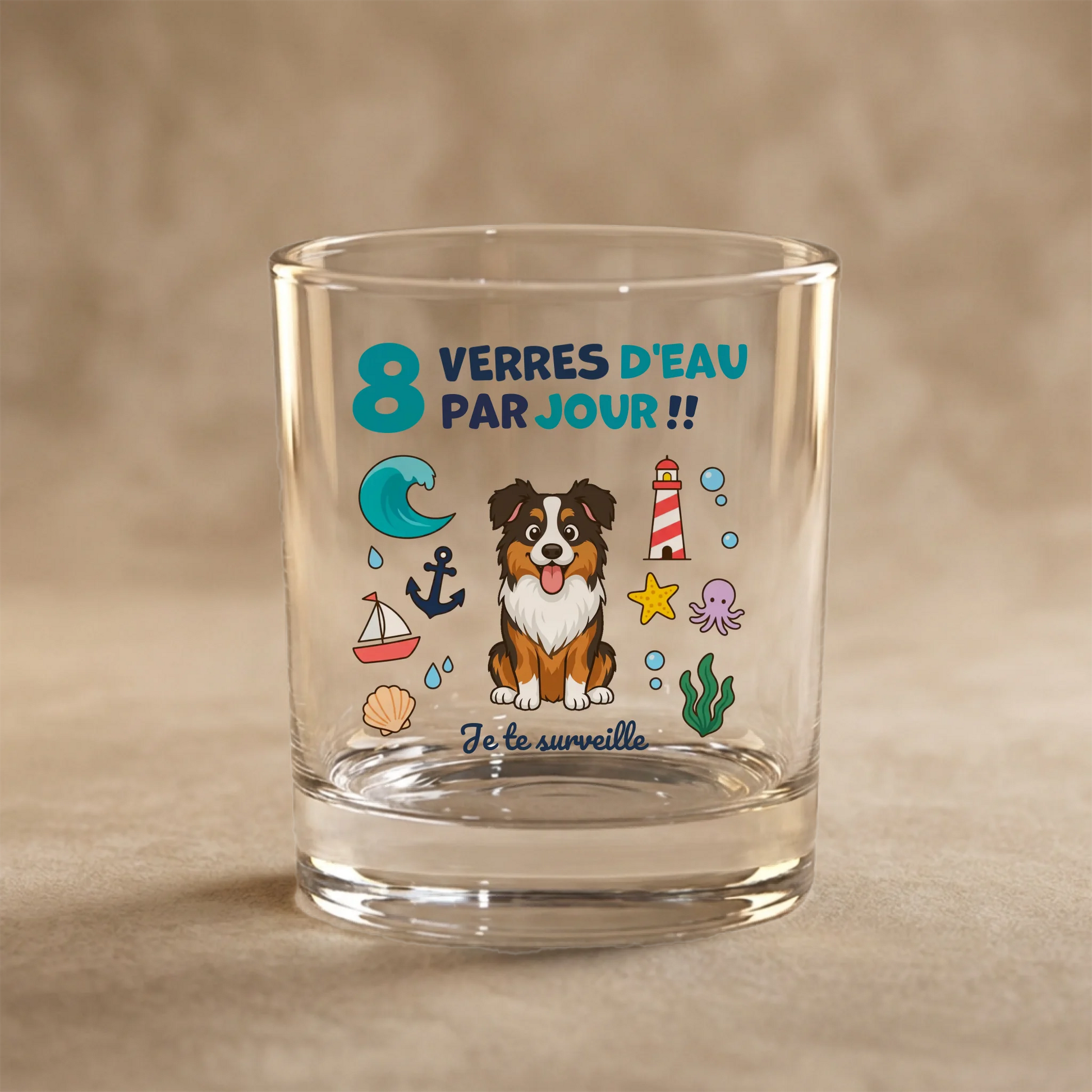 Verre personnalisé transparent avec un chien Berger Australien et le texte "8 verres d'eau par jour", parfait pour l'hydratation quotidienne.