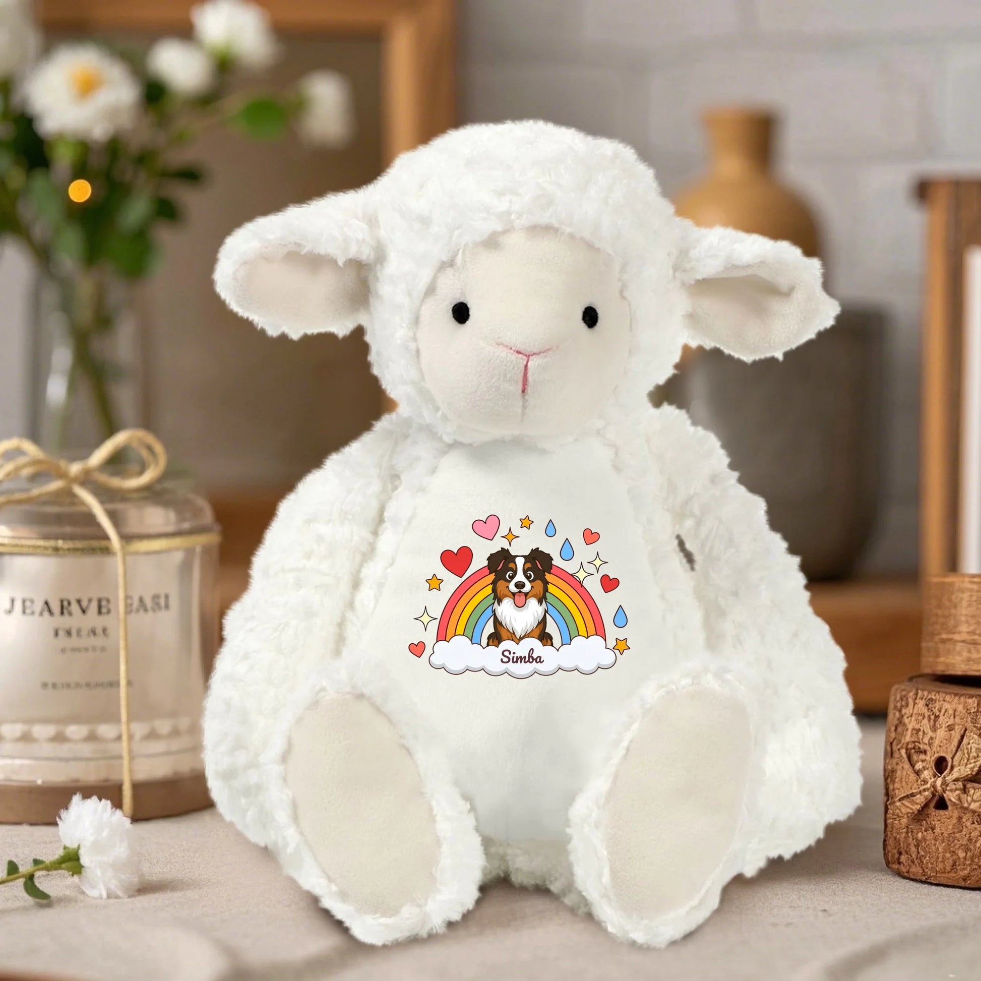 Doudou mouton blanc "Au pays des arcs-en-ciel" personnalisé avec chien Australian Shepherd et prénom Simba.