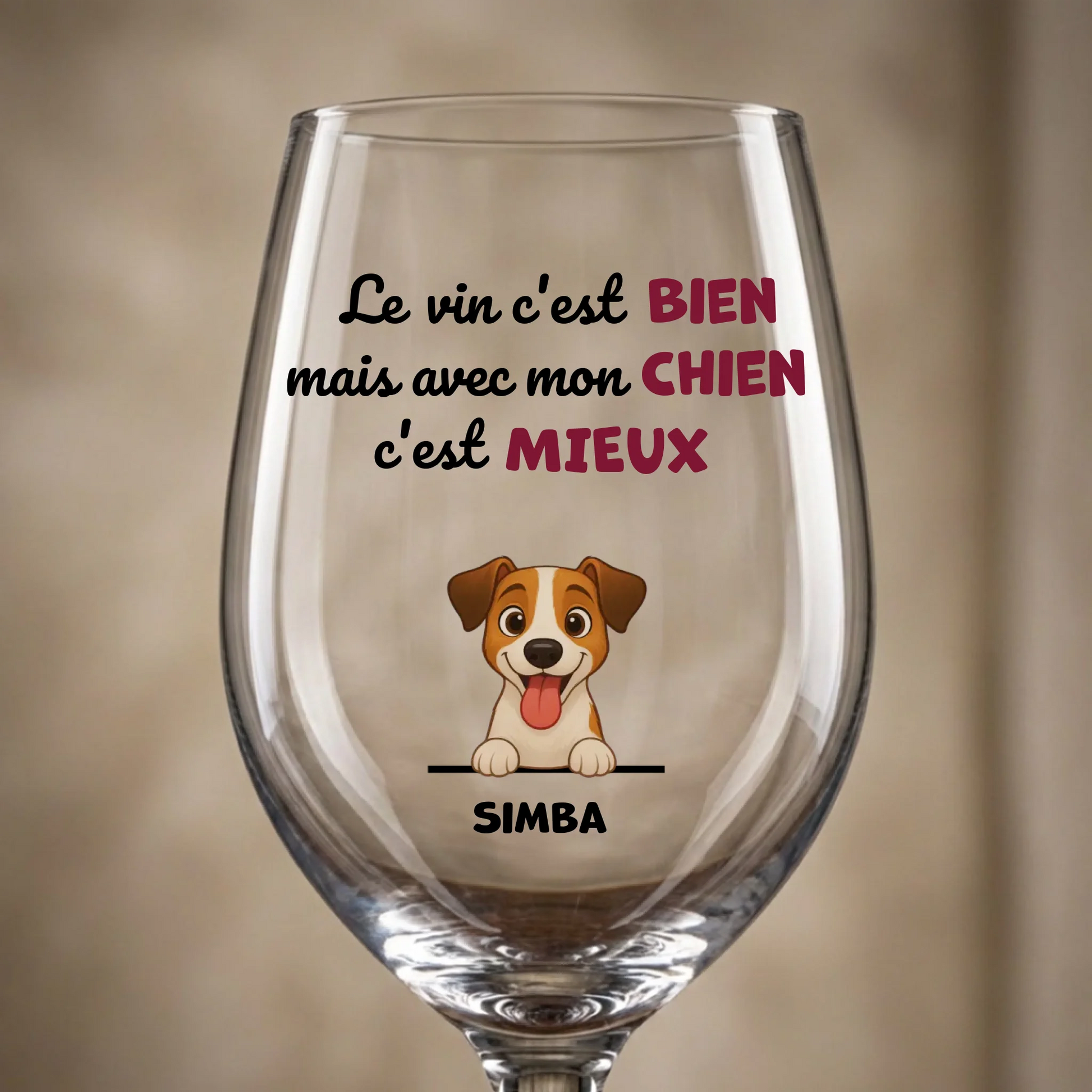 Verre à vin personnalisé avec chien heureux et slogan "Le vin c'est bien mais".