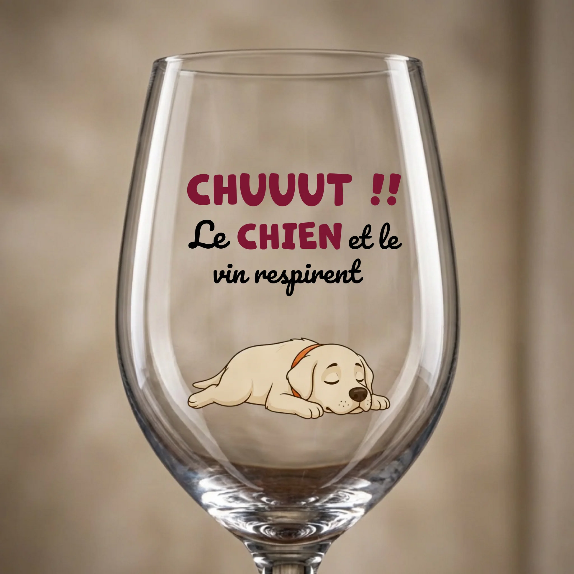 Verre à vin personnalisé chien endormi, slogan "Chuuut ! Le vin respire" sur fond bois.