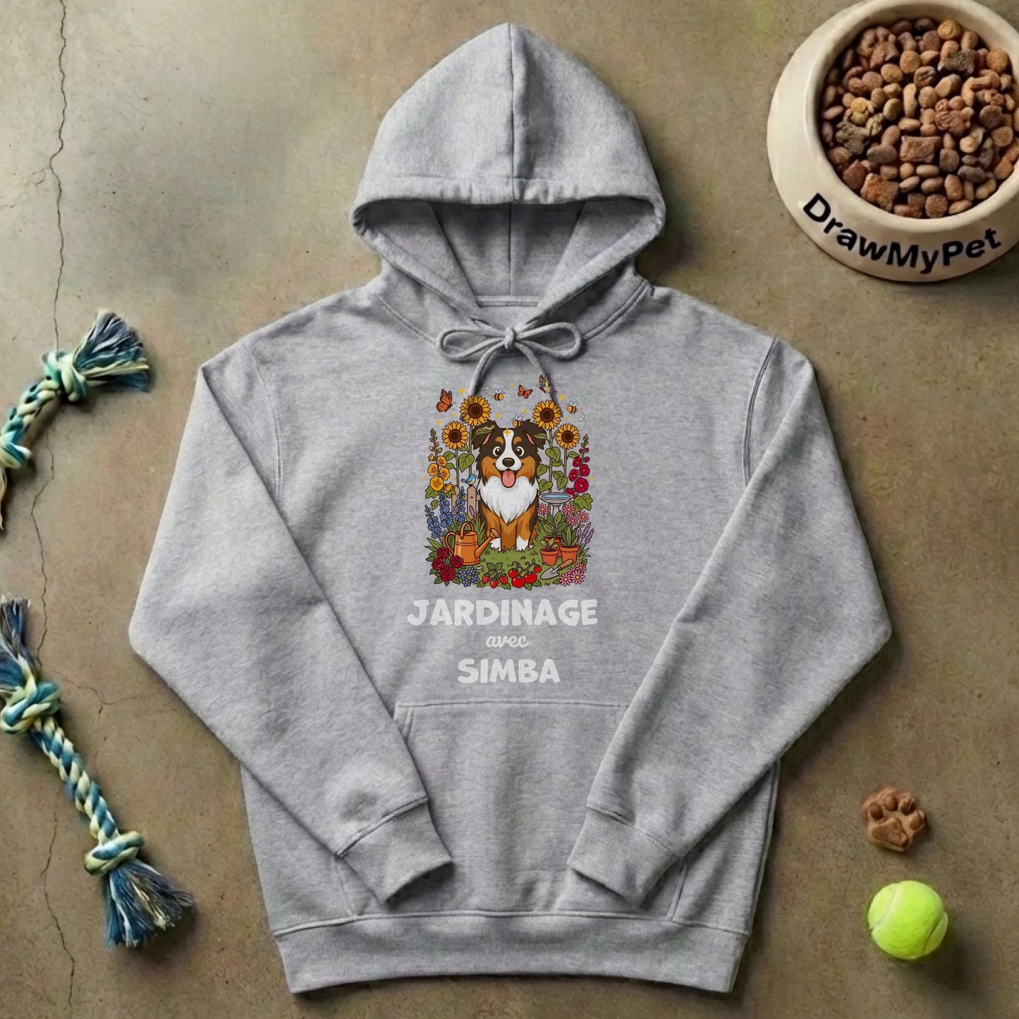 Pull à capuche gris personnalisé avec un chien jardinant, slogan "Jardinage avec Simba".