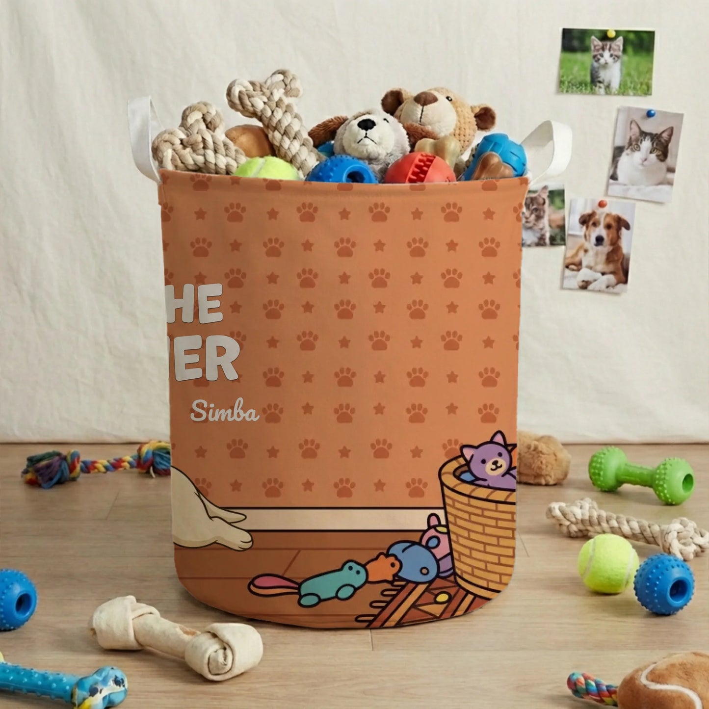 Zoom sur le texte "Pas touche à mon panier" et le portrait personnalisé du chien Simba sur le panier à jouets.