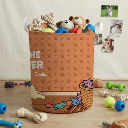 Zoom sur le texte "Pas touche à mon panier" et le portrait personnalisé du chien Simba sur le panier à jouets.