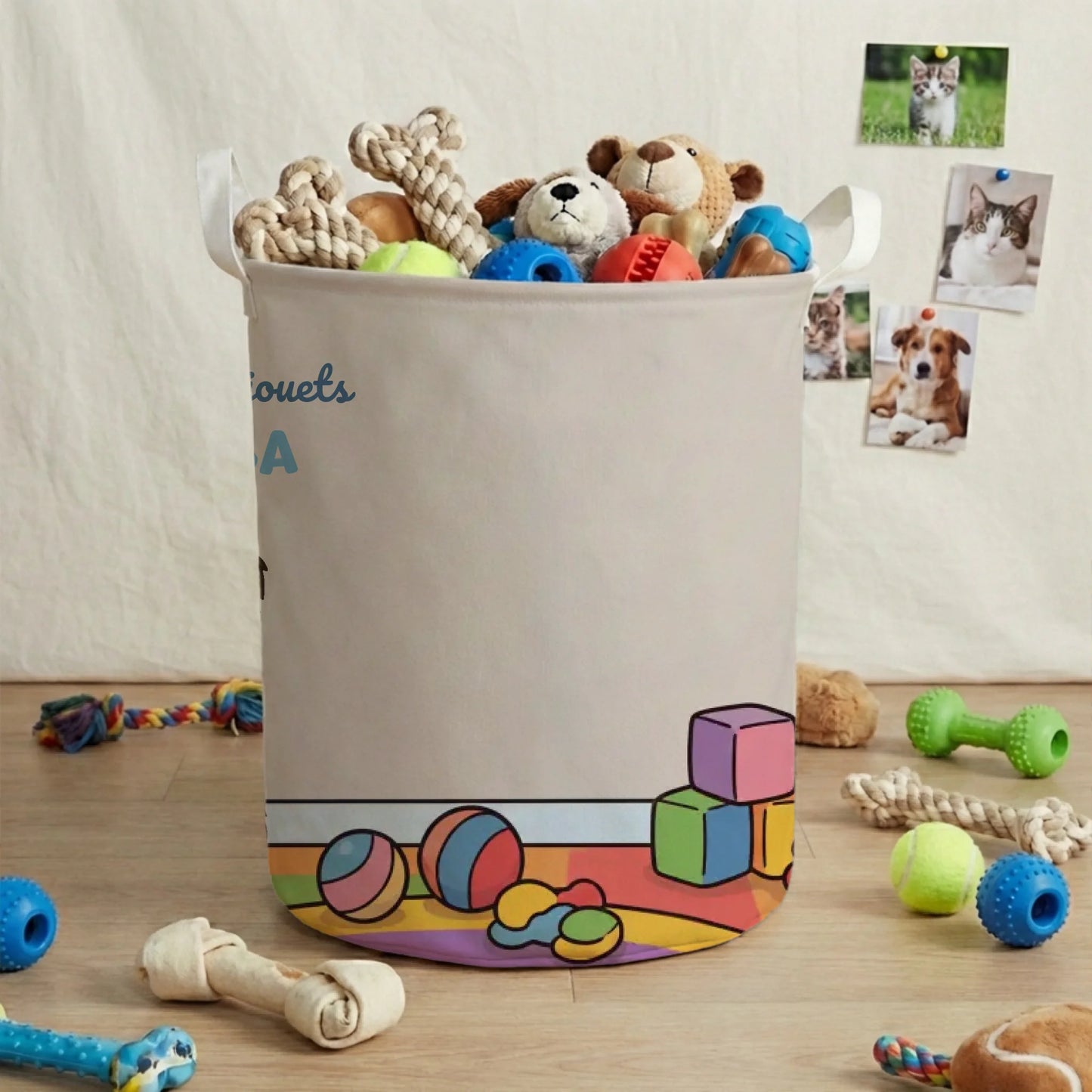 Détail du panier à jouets personnalisé "Jouets en vrac" et le prénom de l'animal.