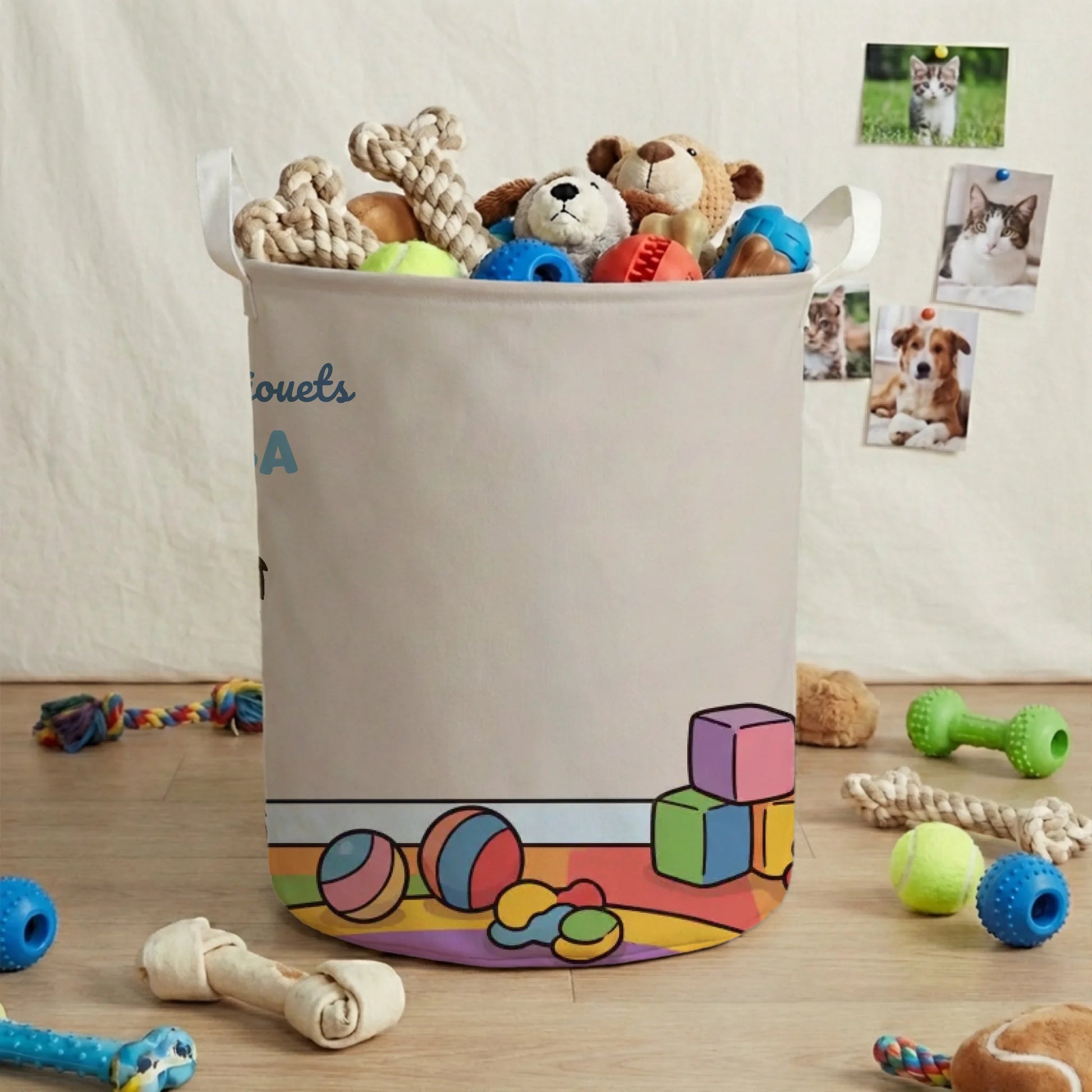 Détail du panier à jouets personnalisé "Jouets en vrac" et le prénom de l'animal.