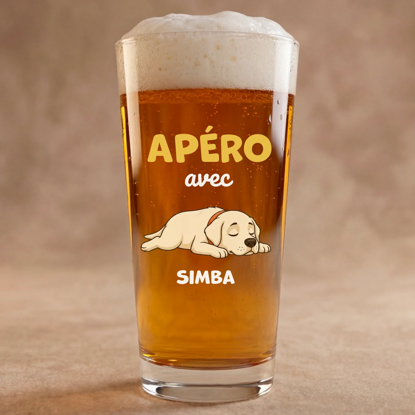 Verre à bière personnalisé "Apéro avec" avec un adorable chien Labrador endormi et le prénom Simba.