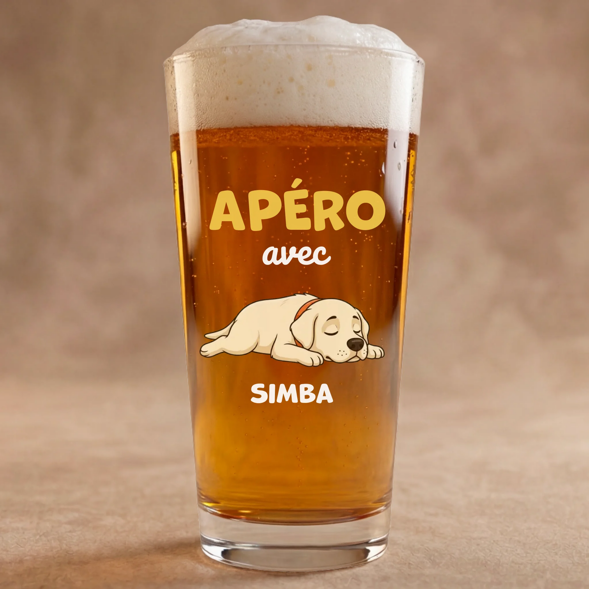 Verre à bière personnalisé "Apéro avec" avec un adorable chien Labrador endormi et le prénom Simba.