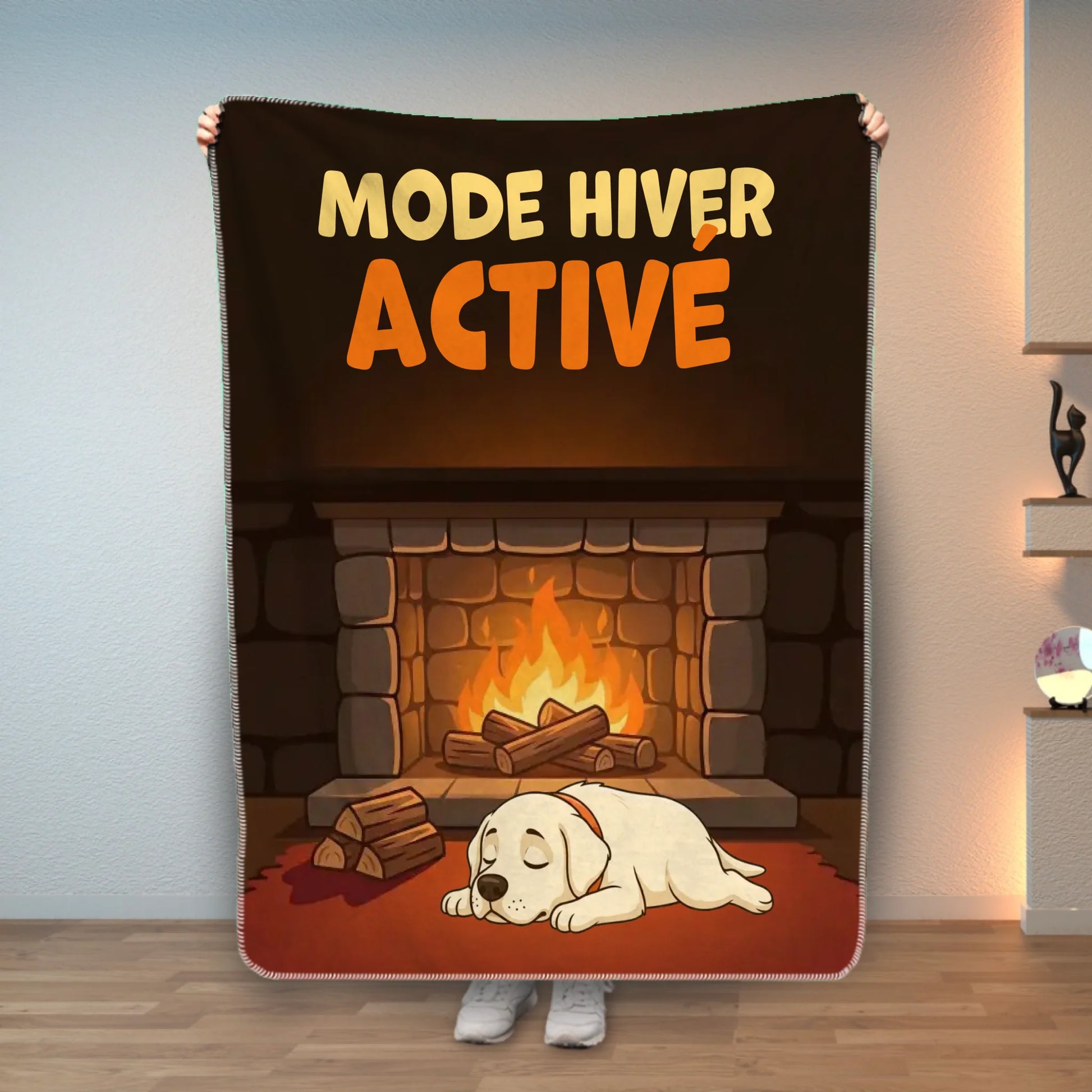Couverture personnalisée "Mode hiver activé" avec un chien endormi devant une cheminée, ambiance cosy et chaleureuse.