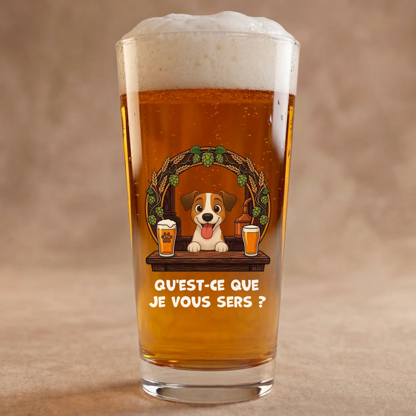 Verre à bière personnalisé 50cl avec illustration chien barman Jack Russell et slogan "Qu'est-ce que je vous sers ?" sur fond clair.