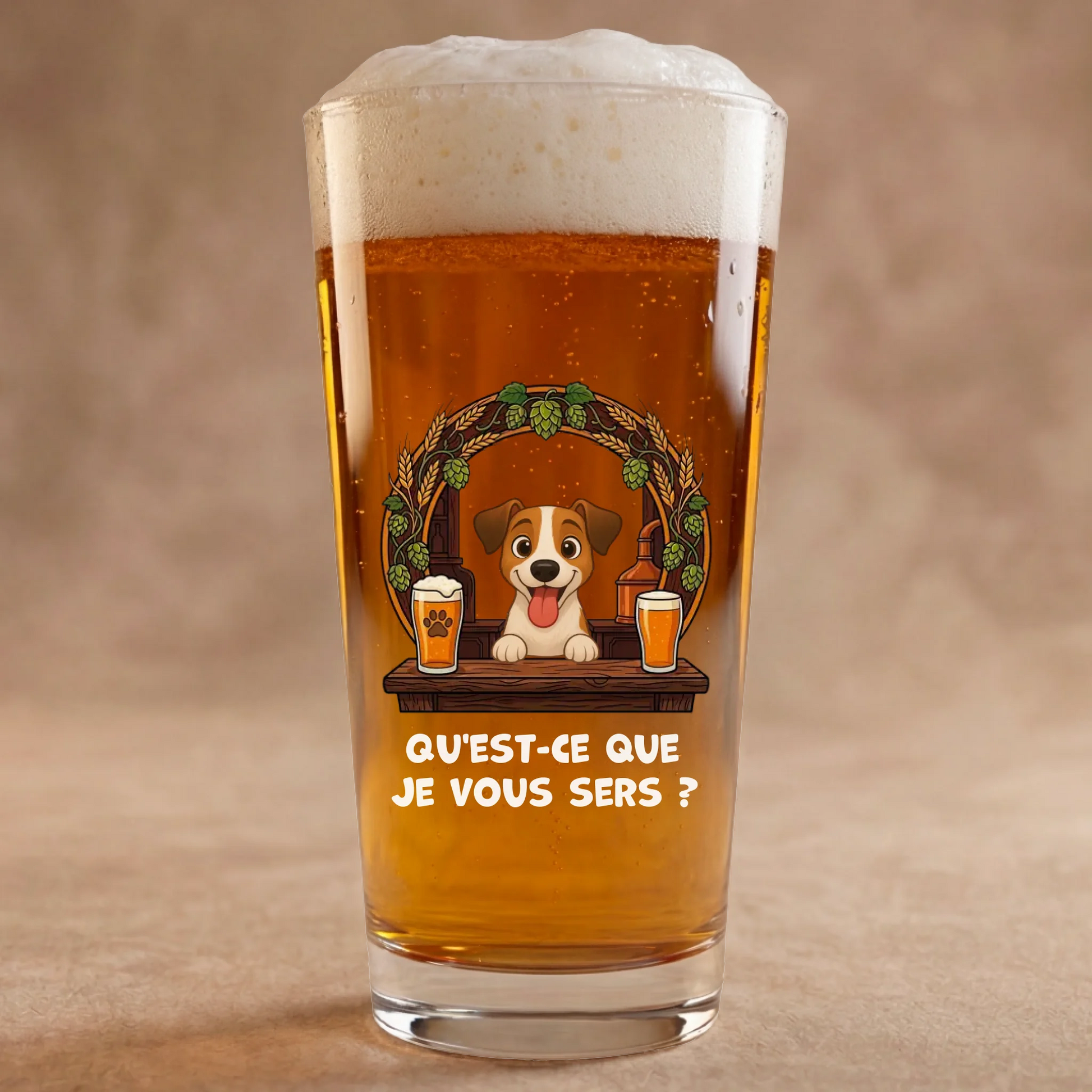 Verre à bière personnalisé 50cl avec illustration chien barman Jack Russell et slogan "Qu'est-ce que je vous sers ?" sur fond clair.