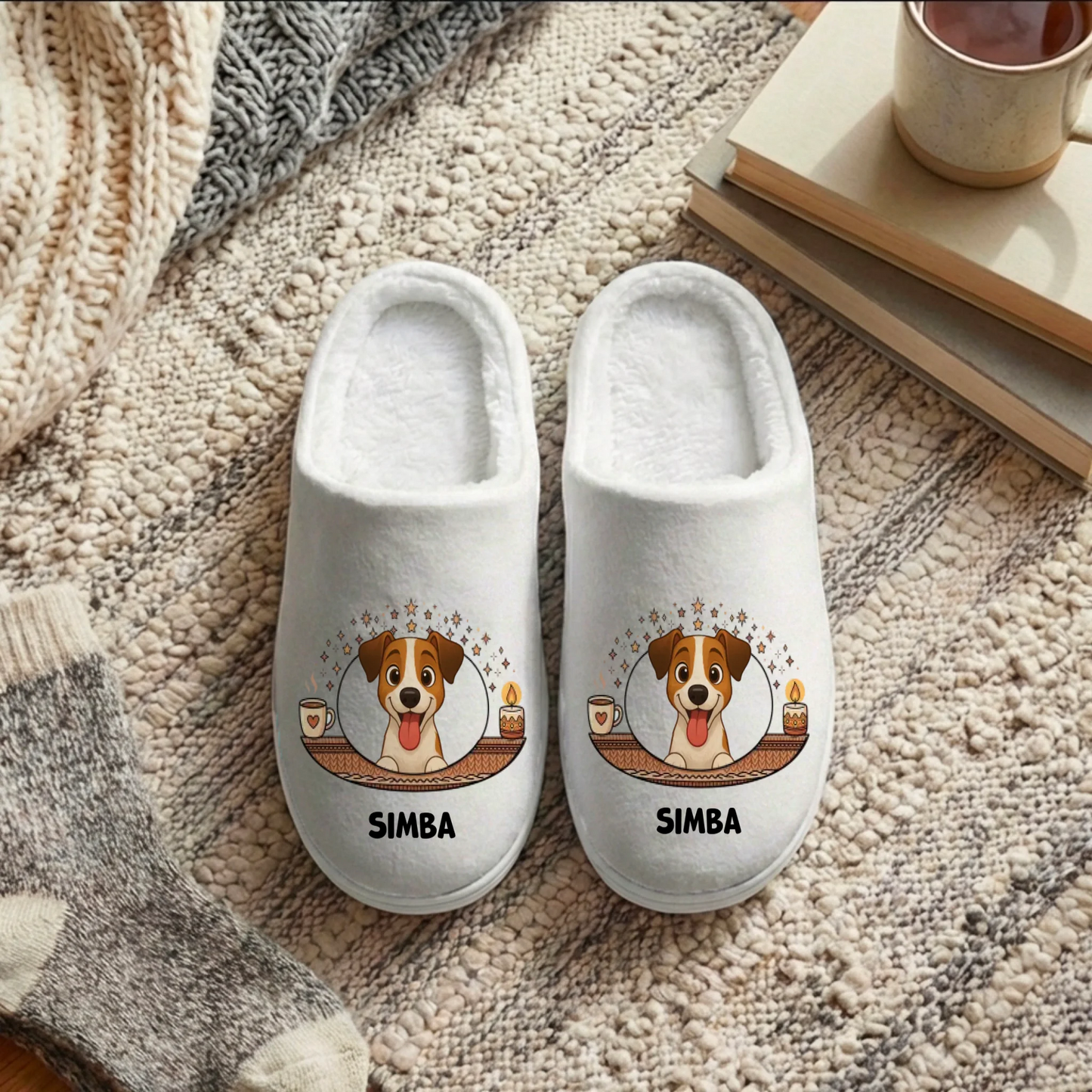 Pantoufles personnalisées blanches Nuit étoilée avec illustration de chien souriant et son prénom Simba.