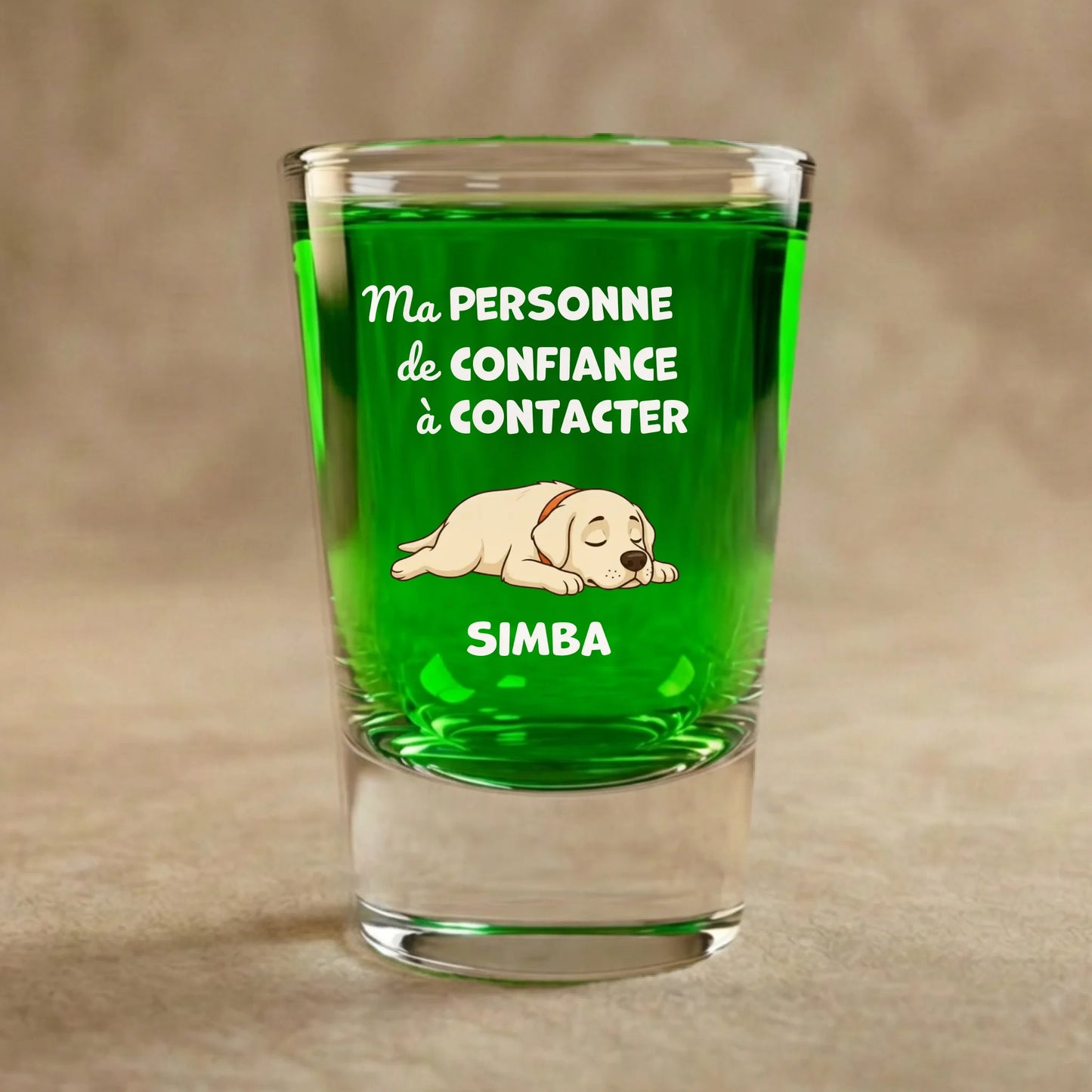 Verre à shot personnalisé avec chiot Labrador endormi, texte "Ma personne de confiance".
