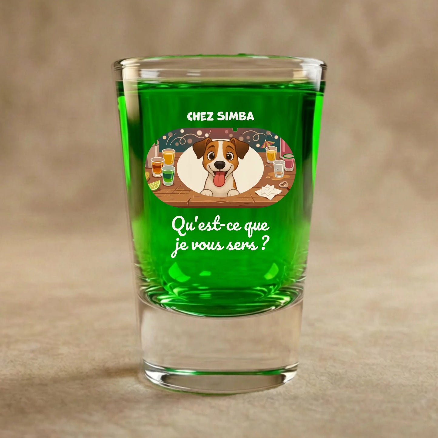 Verre à shot personnalisé chien barman, texte 'Qu'est-ce que je vous sers ?' sur fond vert.
