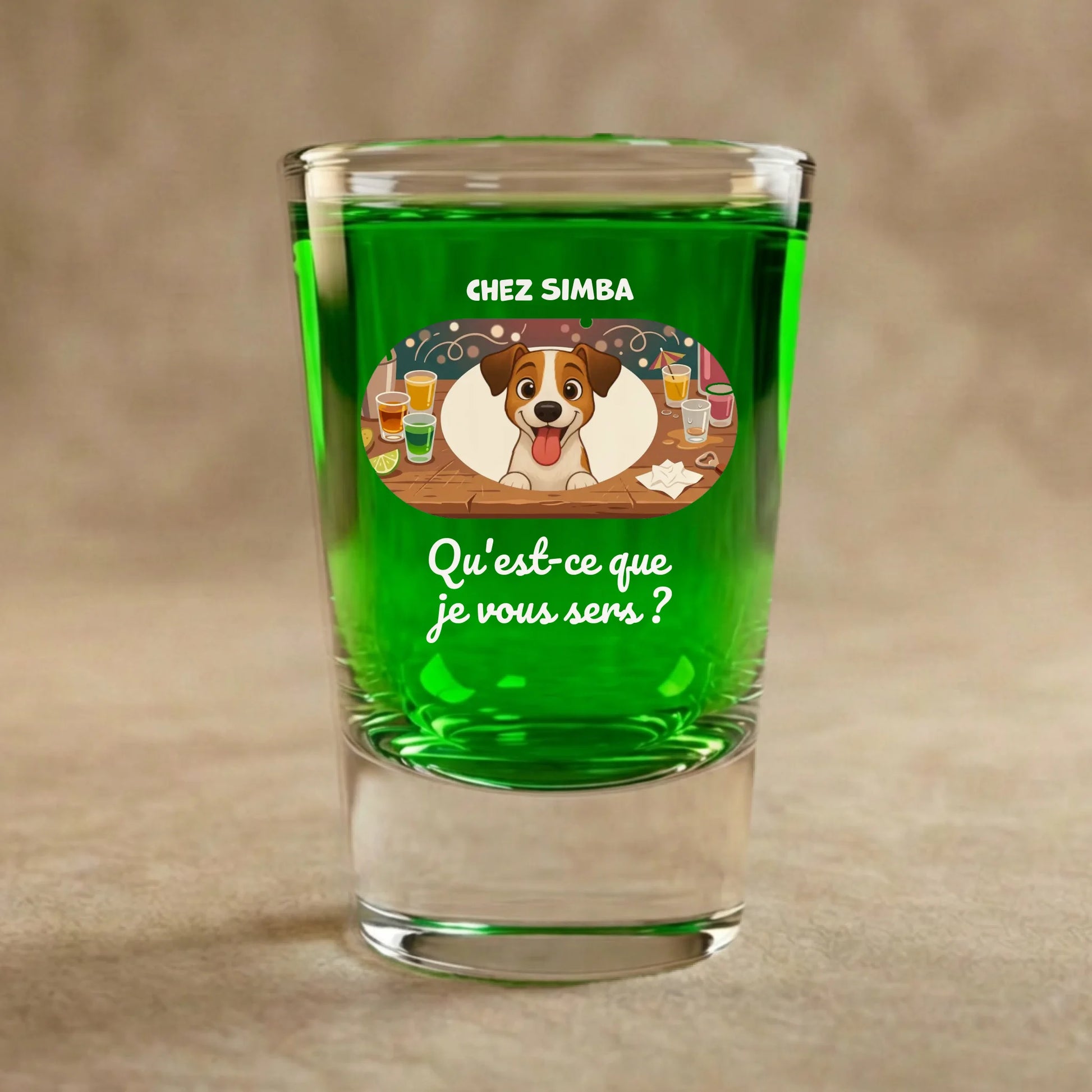 Verre à shot personnalisé chien barman, texte 'Qu'est-ce que je vous sers ?' sur fond vert.
