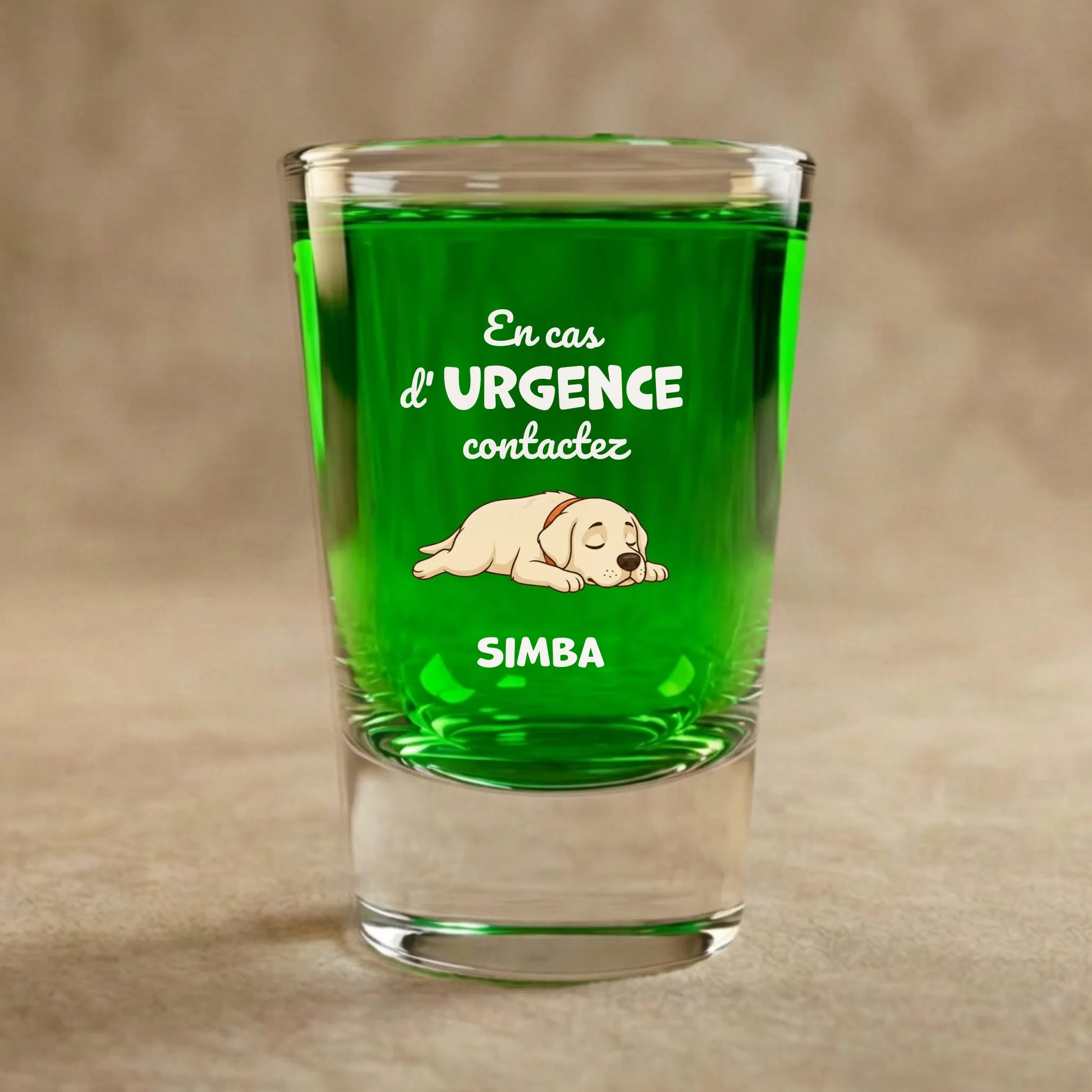 Verre à shot personnalisé avec illustration de Labrador endormi et texte d'urgence, par Draw My Pets.