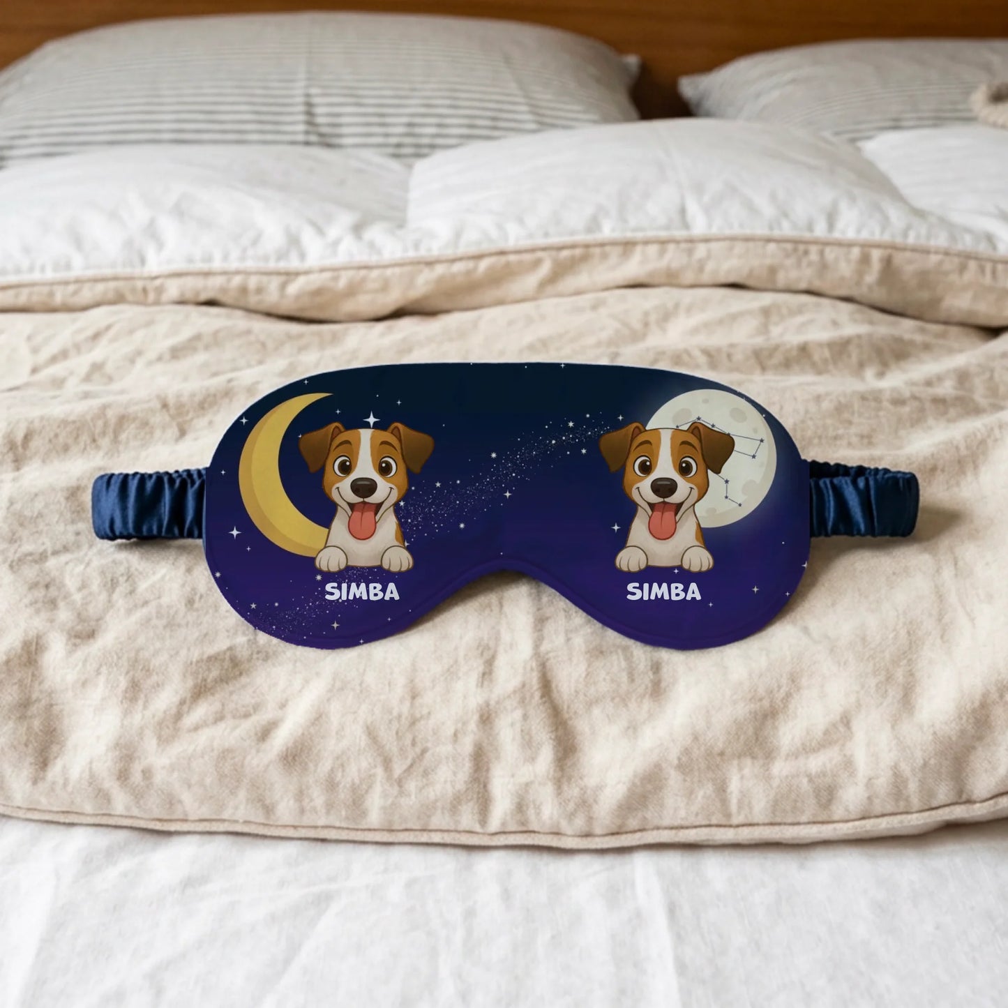 Masque de nuit personnalisé "Nuit à deux lunes" avec chien Jack Russell sur un lit.