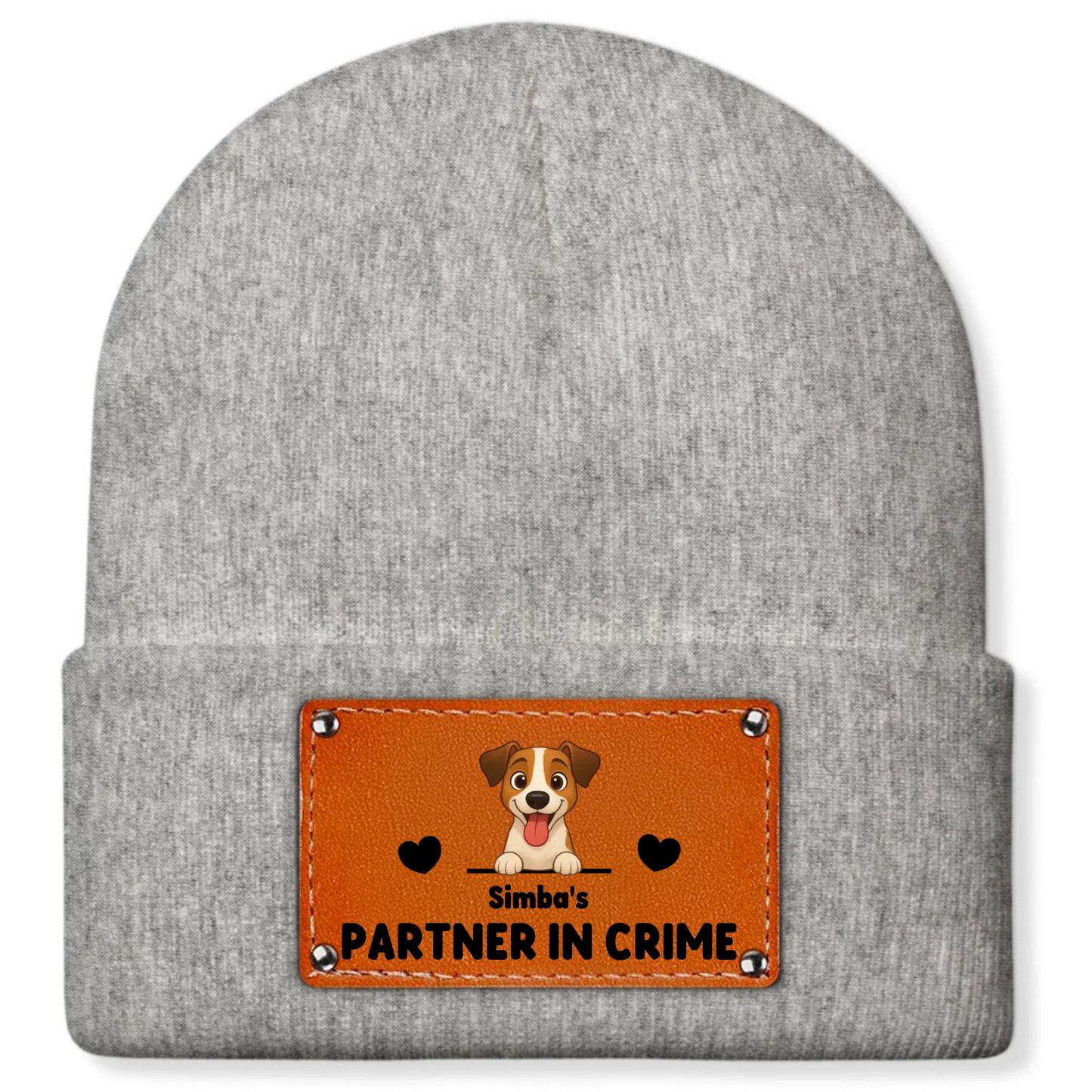 Détail de l'écusson rectangulaire sur le bonnet, montrant le portrait d'un chien et le texte "Simba's Partner in Crime".