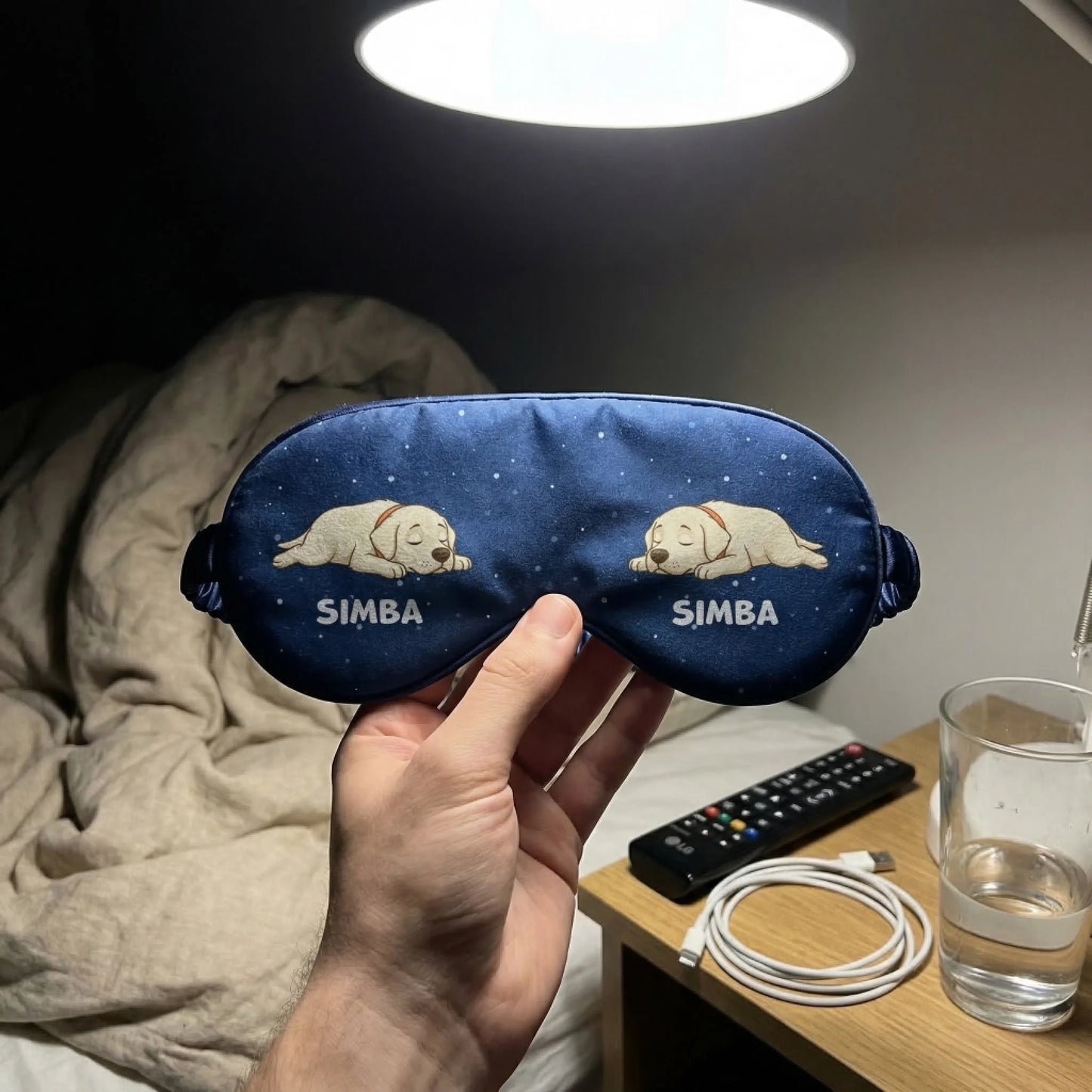 Détail de l'illustration de chiots endormis et du prénom sur le masque de nuit.