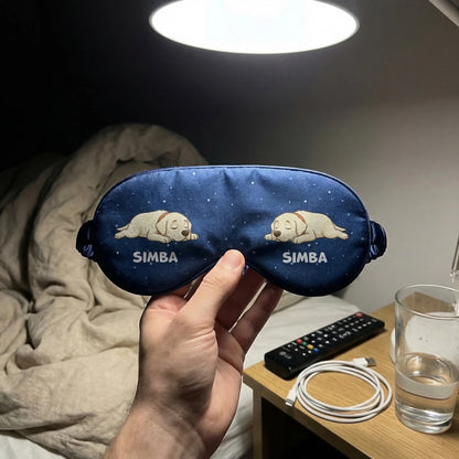 Détail de l'illustration de chiots endormis et du prénom sur le masque de nuit.