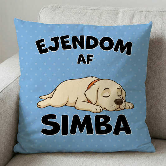 Firkantet personaliseret pude med sovende labrador og teksten 'Ejendom af Simba'.
