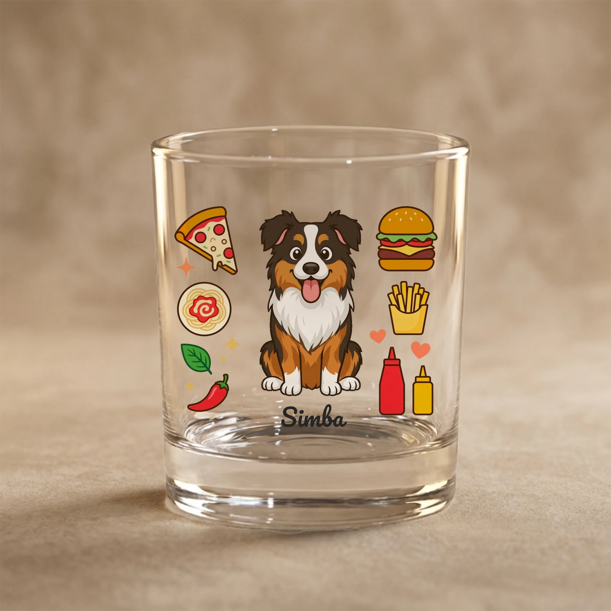 Personligt glas med en glad tegnet hund og fastfood-ikoner som pizza og burger, med navnet 'Simba'.