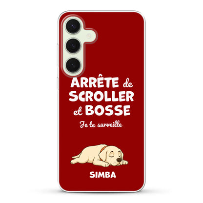 Jeune femme tenant une coque de téléphone personnalisée rouge avec un chien endormi et le texte "Arrête de scroller" dans un environnement de travail.