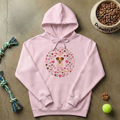 Primer plano del diseño circular "Remolino de Amor" con corazones y patitas en sudadera.