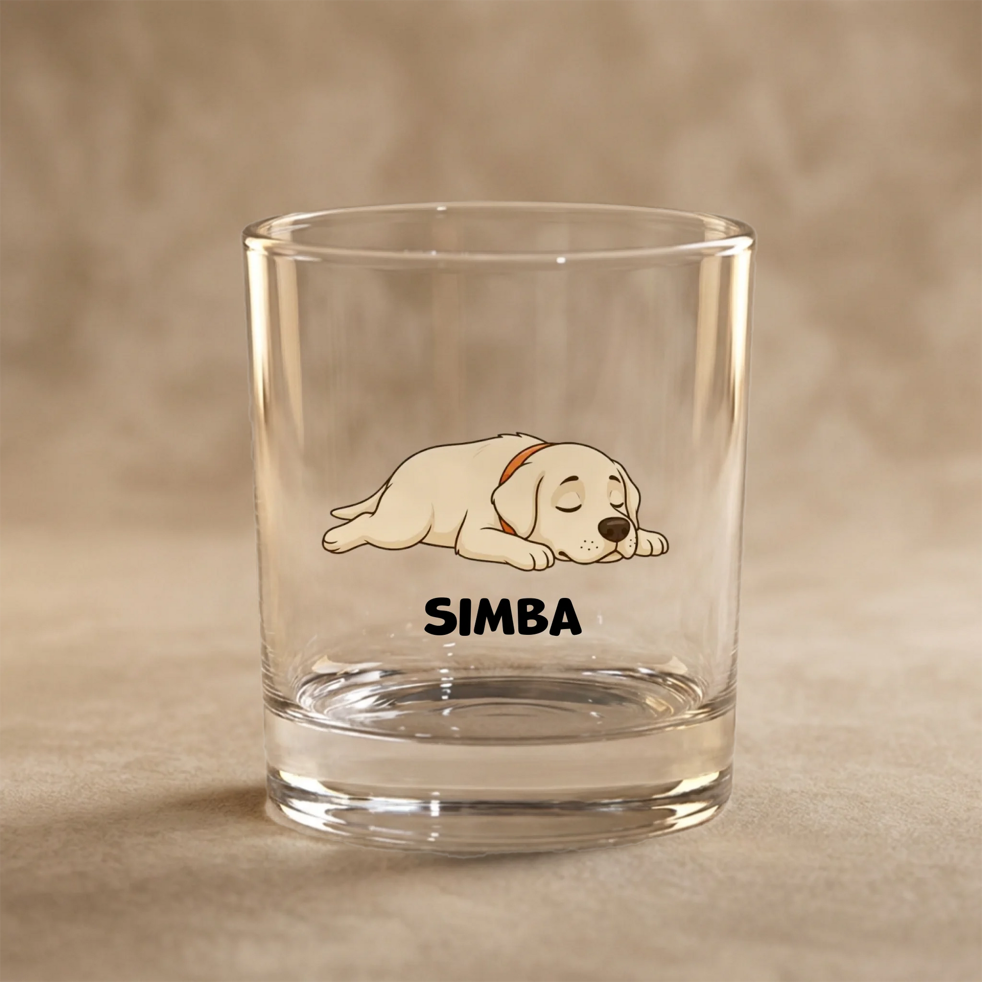 Personligt glas med tegning af en sovende hundehvalp og kæledyrsnavn SIMBA