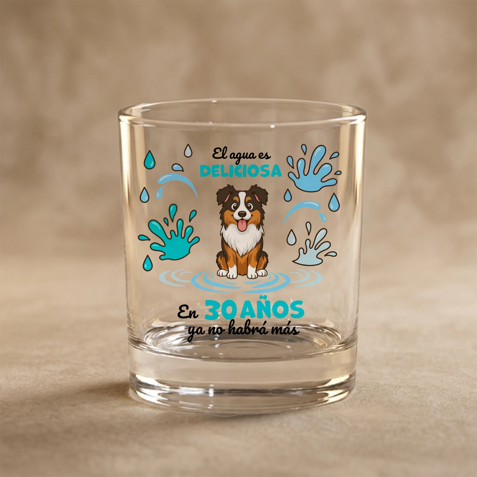 Vaso personalizado de cristal con perro Australian Shepherd y el eslogan "El agua es deliciosa".