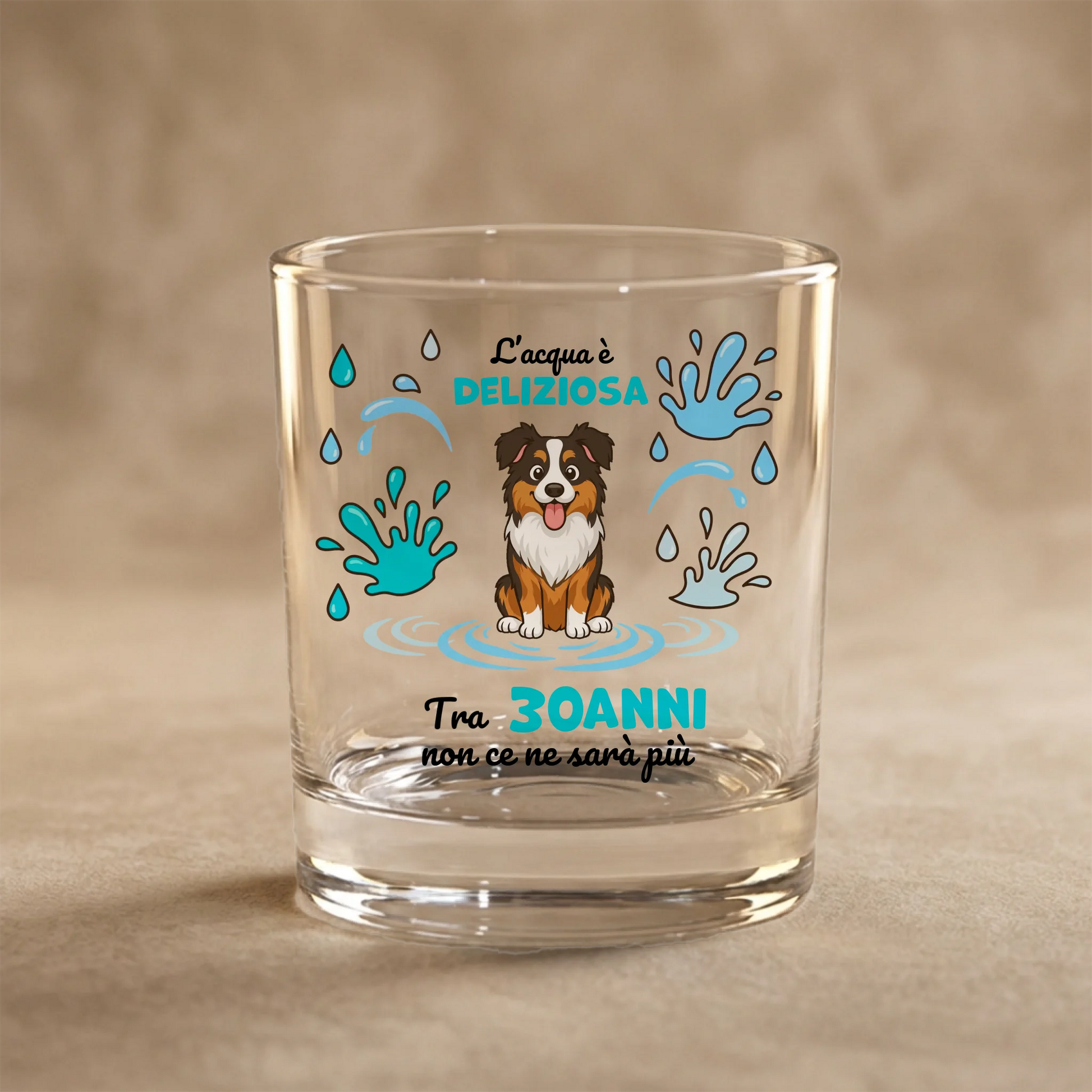 Bicchiere personalizzato con cane Australian Shepherd e slogan "L'acqua è deliziosa".