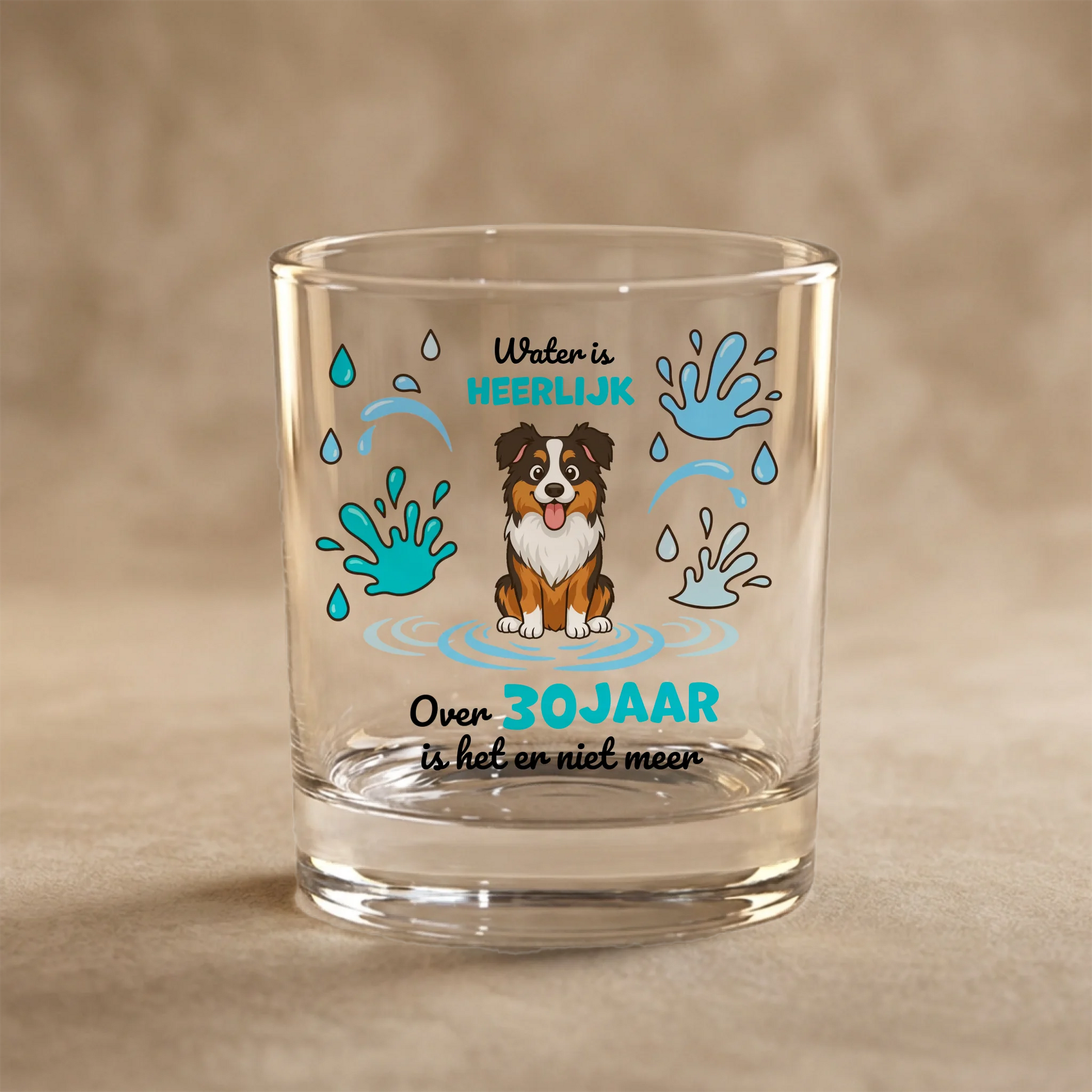Gepersonaliseerd glas met Australische Herder en "Water is heerlijk" slogan.