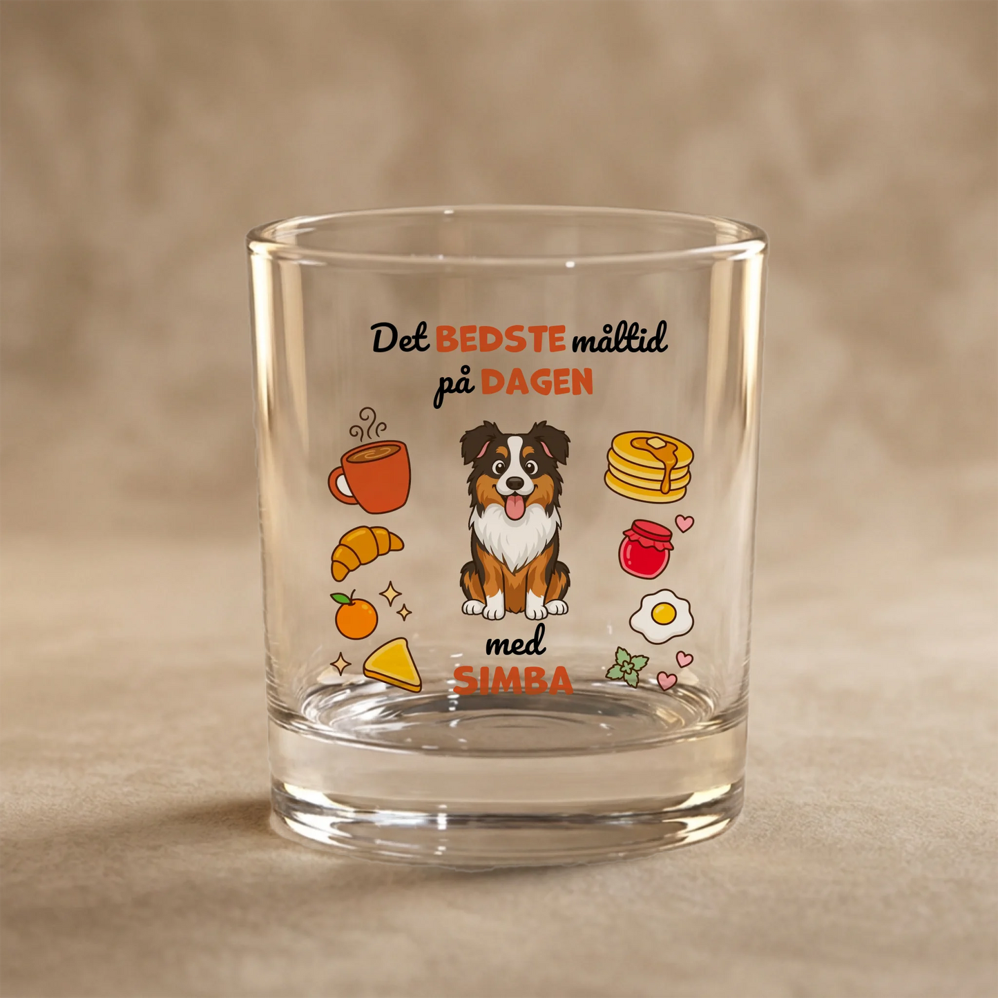 Personligt morgenmadsglas med glad hund, morgenmadssymboler og teksten "Det BEDSTE måltid på DAGEN".