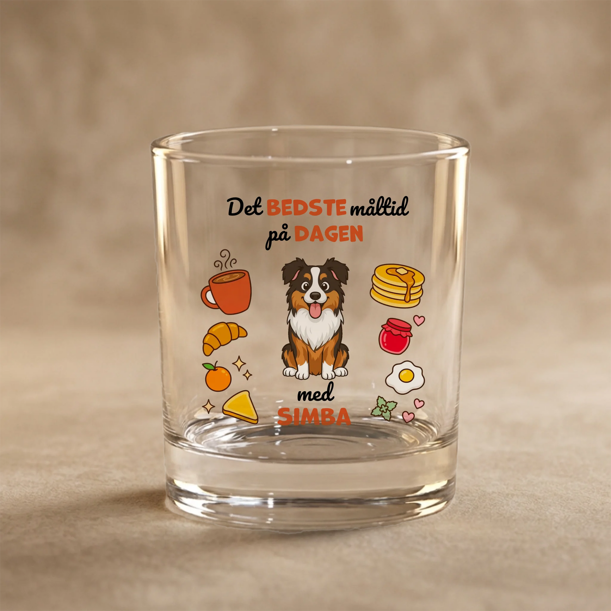 Personligt morgenmadsglas med glad hund, morgenmadssymboler og teksten "Det BEDSTE måltid på DAGEN".
