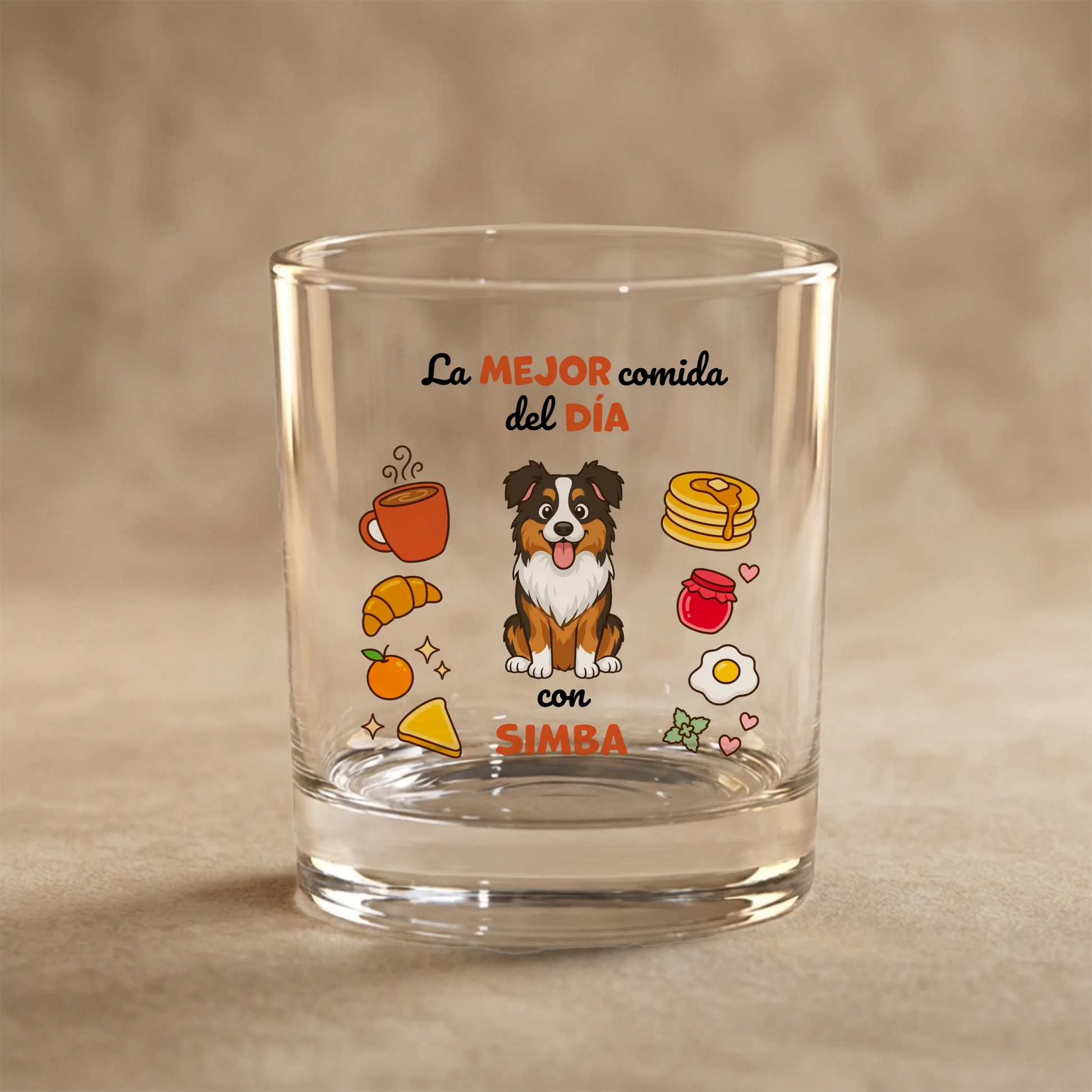 Vaso personalizado 'Desayuno' con retrato de perro Australian Shepherd y su nombre, Simba, rodeado de elementos de desayuno.