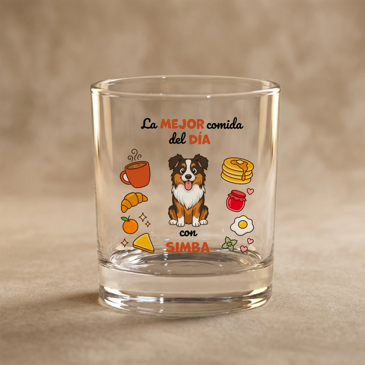 Vaso personalizado 'Desayuno' con retrato de perro Australian Shepherd y su nombre, Simba, rodeado de elementos de desayuno.